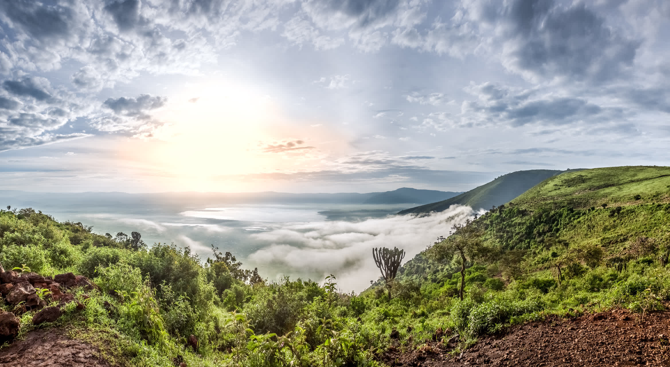 Der Westrand des Ngorongoro-Kraters bei Sonnenaufgang in Tansania.
