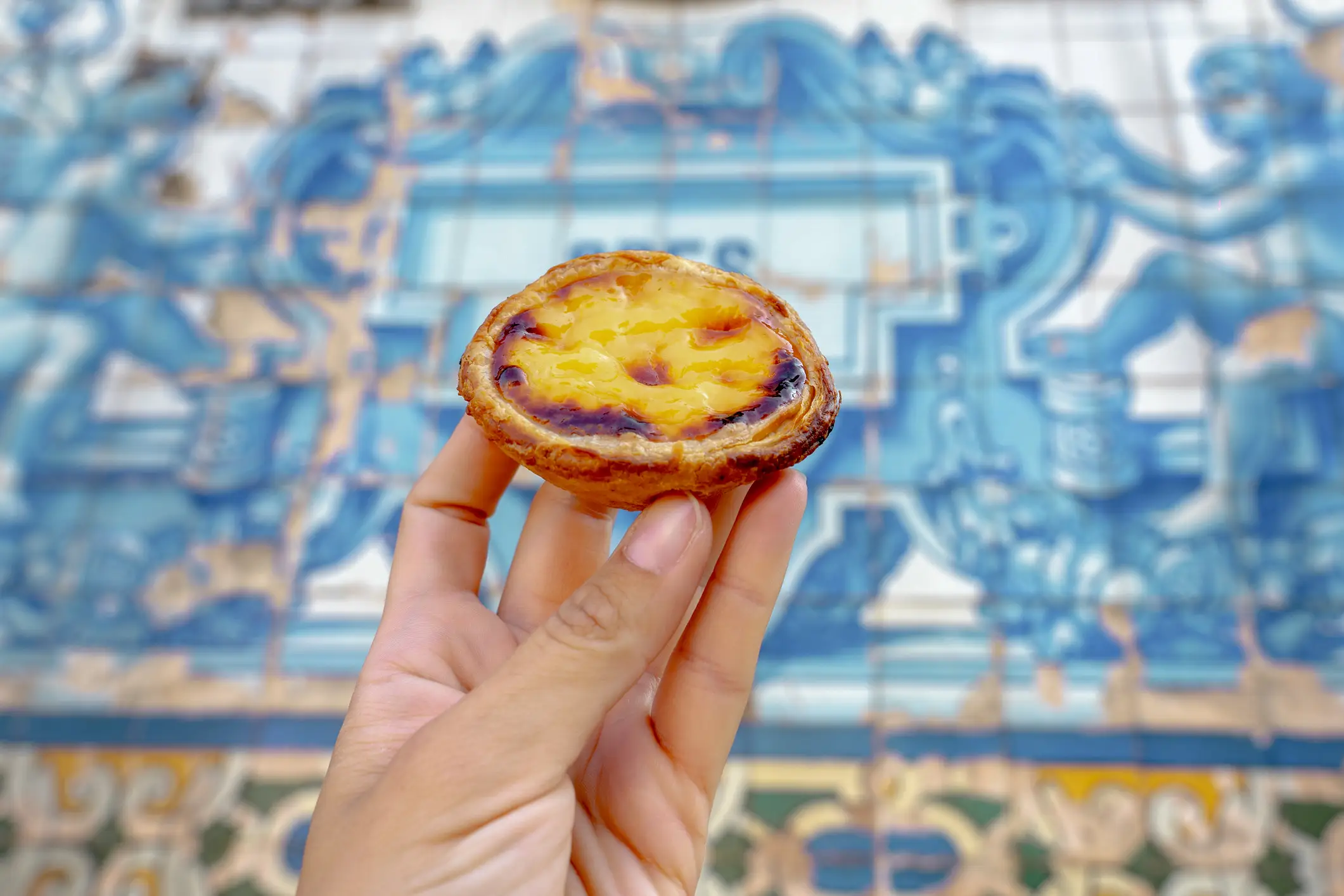 Portugal, Porto, Pastel de Nata Pastel de Nata vor schönen weiß-blauen Azulejo-Fliesen, Porto, Portugal.