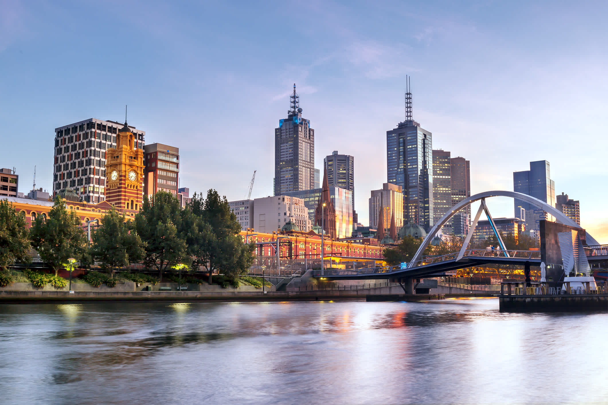 Der Yarra River und das Stadtbild Melbournes im Hintergrund