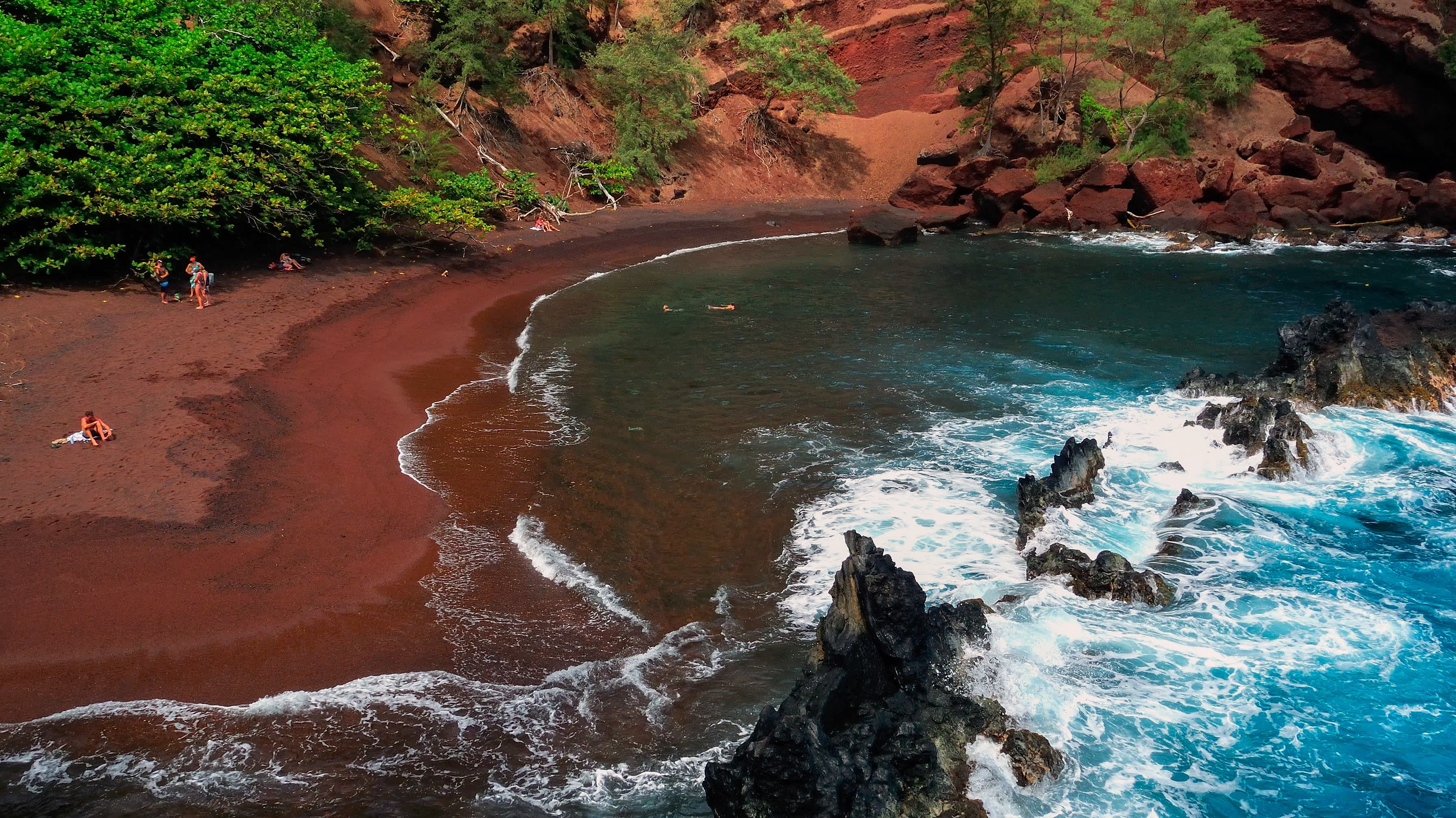 Sable rouge sur la plage de Kaihalulu à Hawai, USA