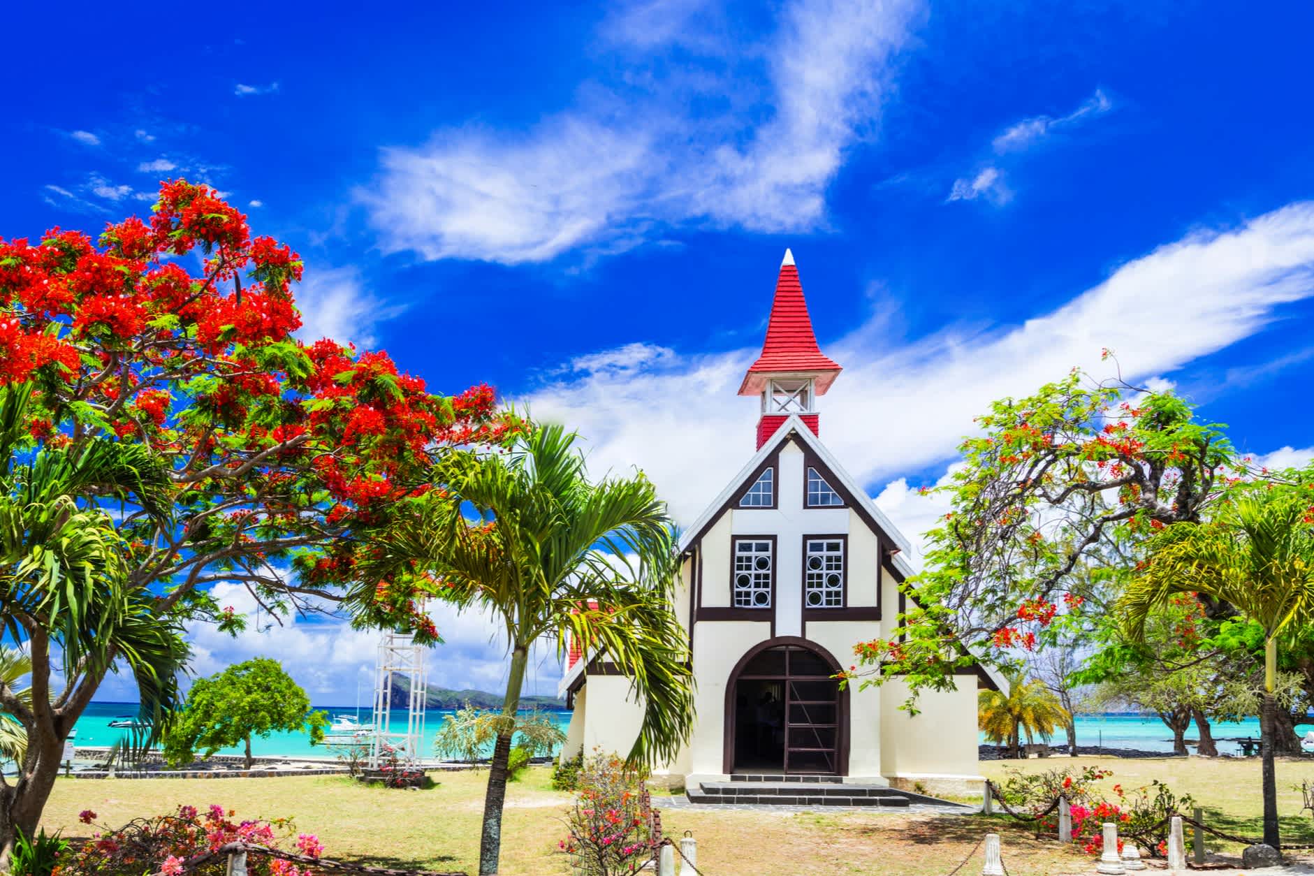 Rote Kirche am Strand in Mauritius 