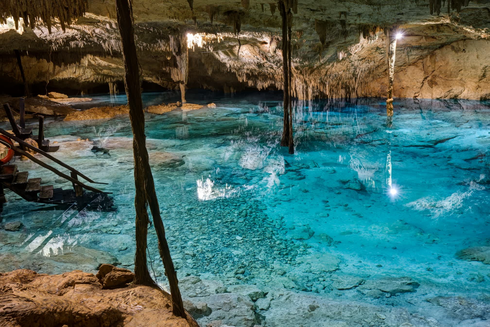 Unterirdische Höhle mit kristallklarem Wasser