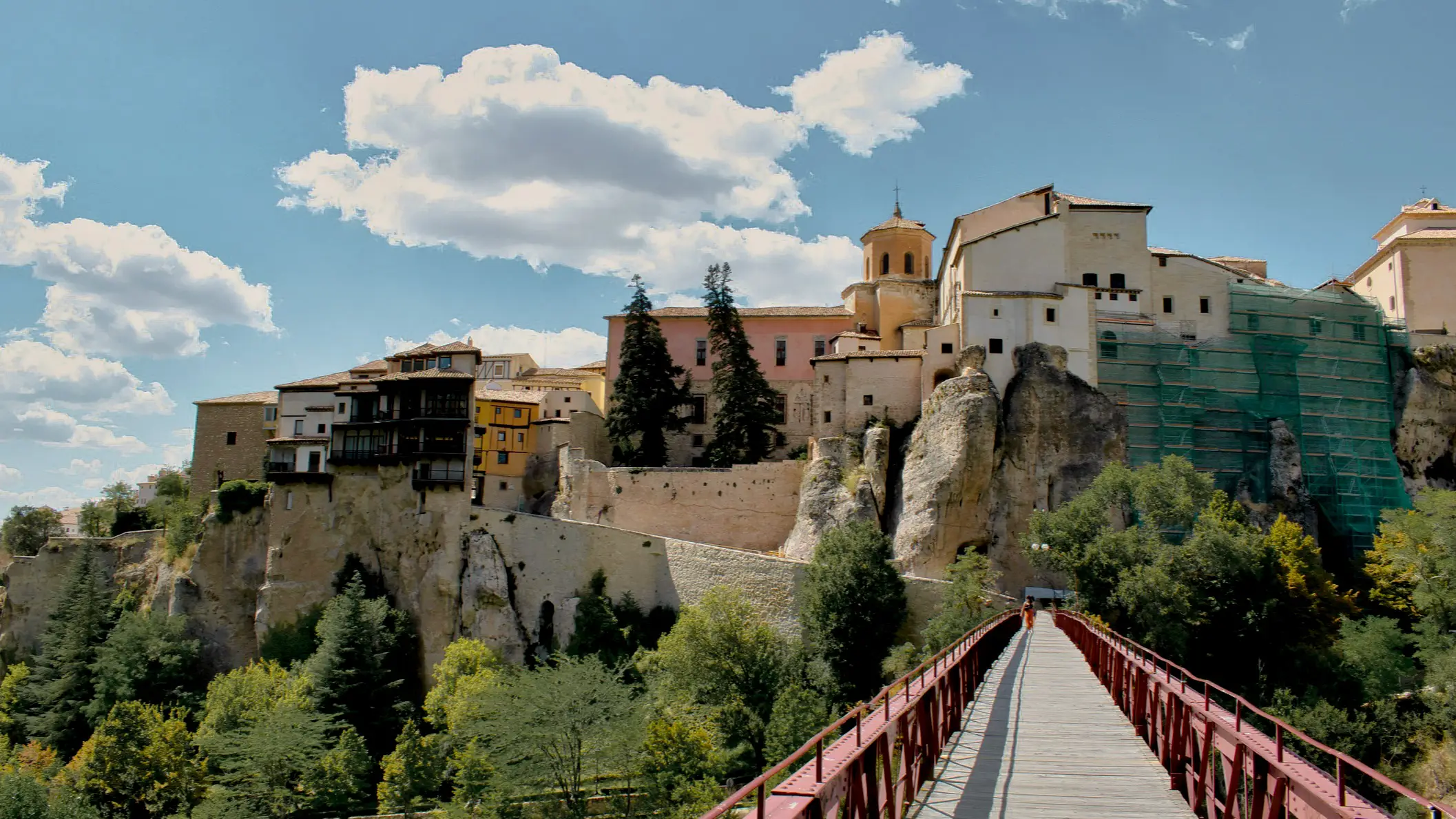 Spanien, Castilla la Mancha, Cuenca Blick auf die San Pablo Brücke und Cuenca-Stadt, Castilla la Mancha, Spanien