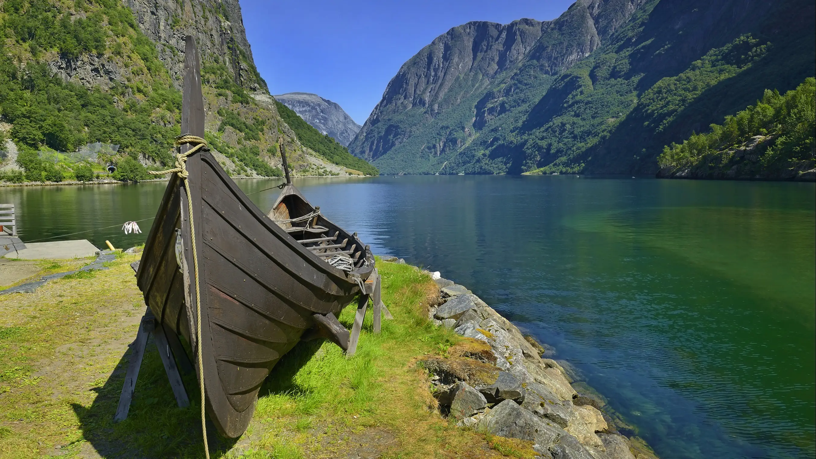 Bateau viking sur la côte du Nærøyfjord, Gudvangen, Norvège.