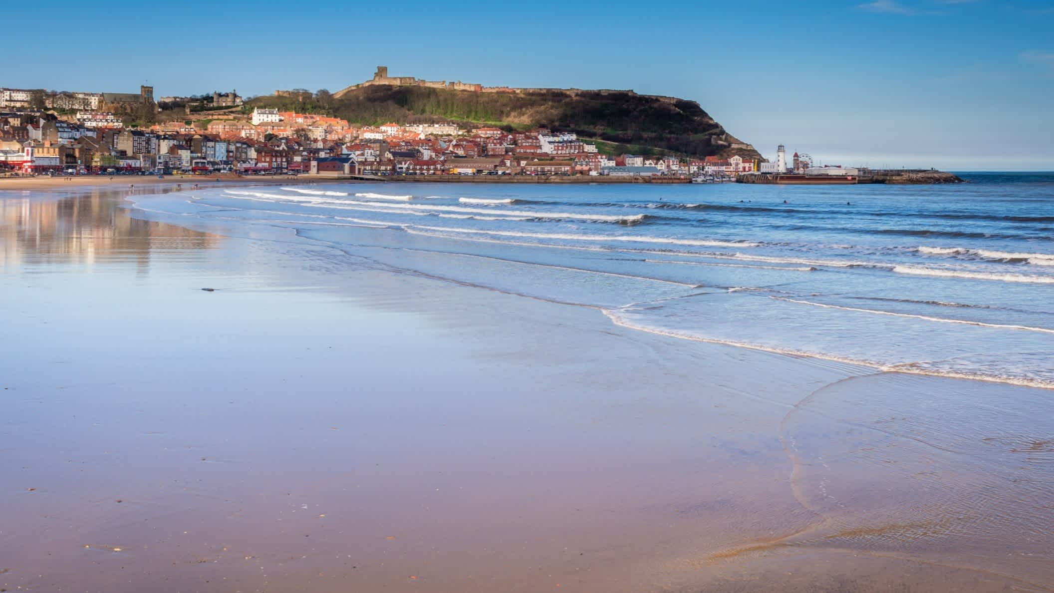 Vue de la plage de South Bay depuis le sable au bord de l'eau avec la ville de Scarborough, en Angleterre en arrière plan