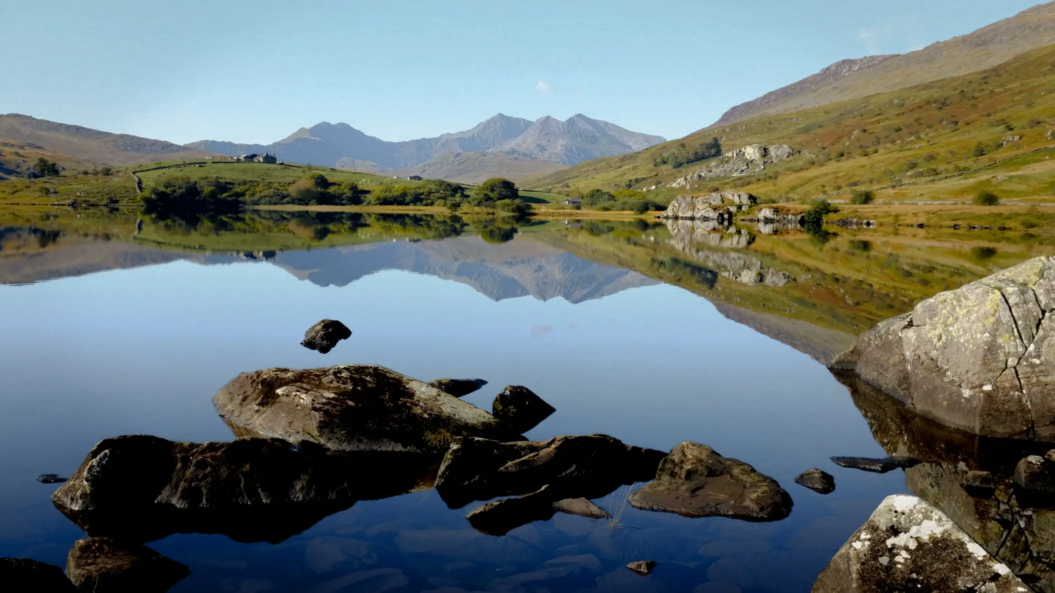 Der Blick über Llynau Mymbyr nach Snowdon im Herbsttag, Wales, Großbritannien. 

