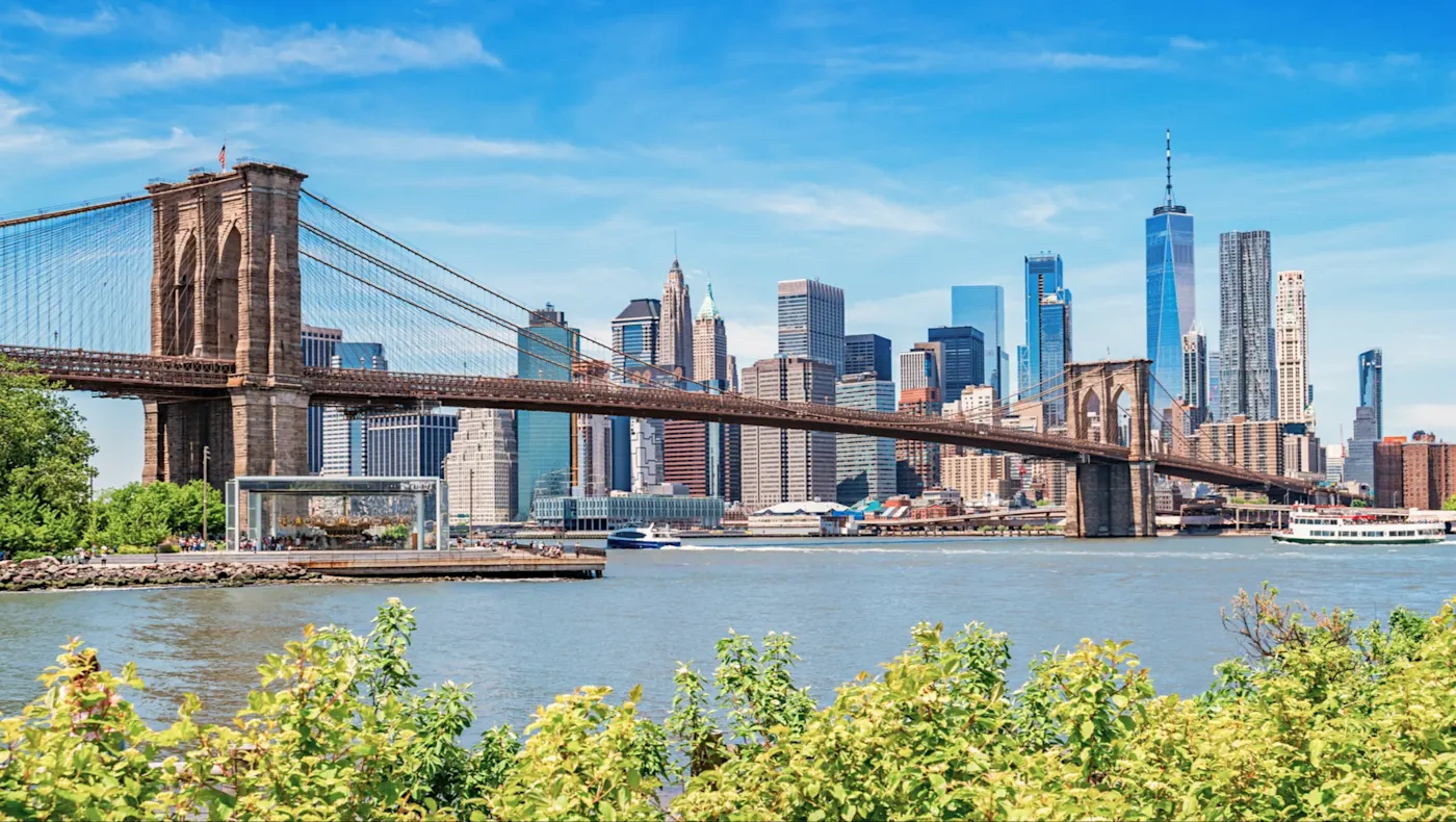 États-Unis, NY, New York City, Pont de Brooklyn Pont de Brooklyn, skyline de Manhattan, eau et verdure. New York City, NY, États-Unis.
