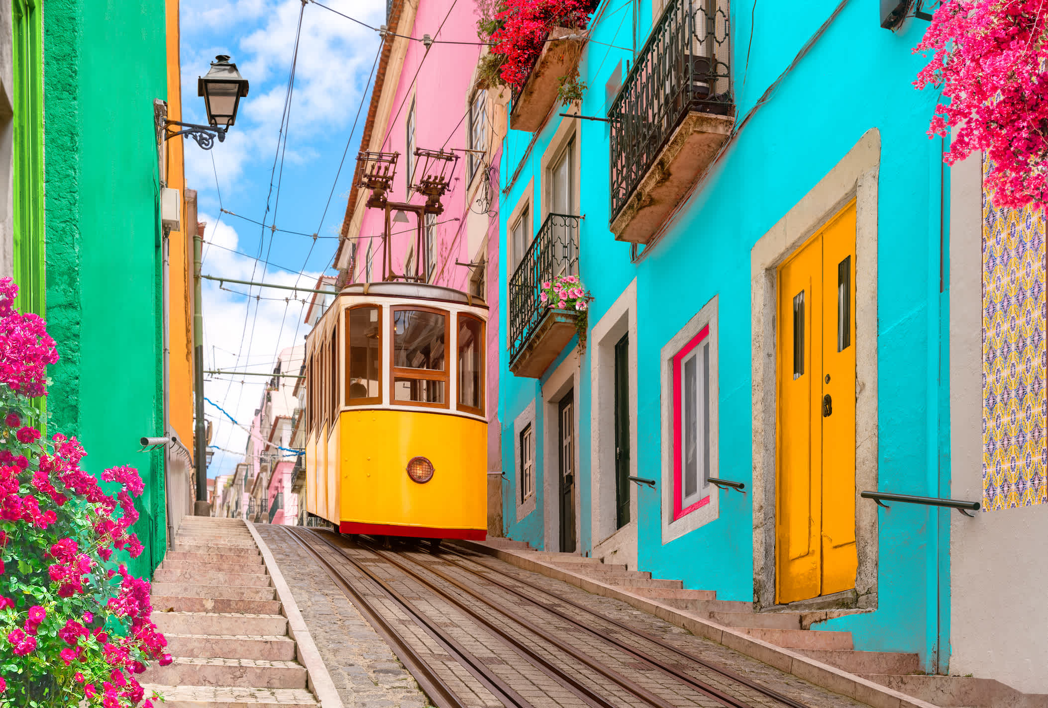 Gelbe typische Straßenbahn in Lissabon, Portugal.