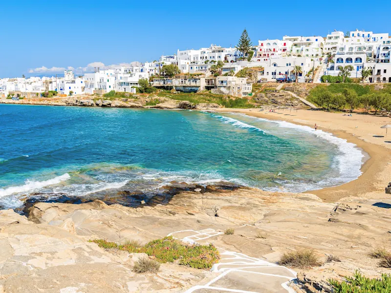 Paralia Piperi Naoussa, Păros Paralia Piperi in Naoussa, Griechenland, ist ein idyllischer Strand mit kristallklarem Wasser und einer ruhigen Atmosphäre.