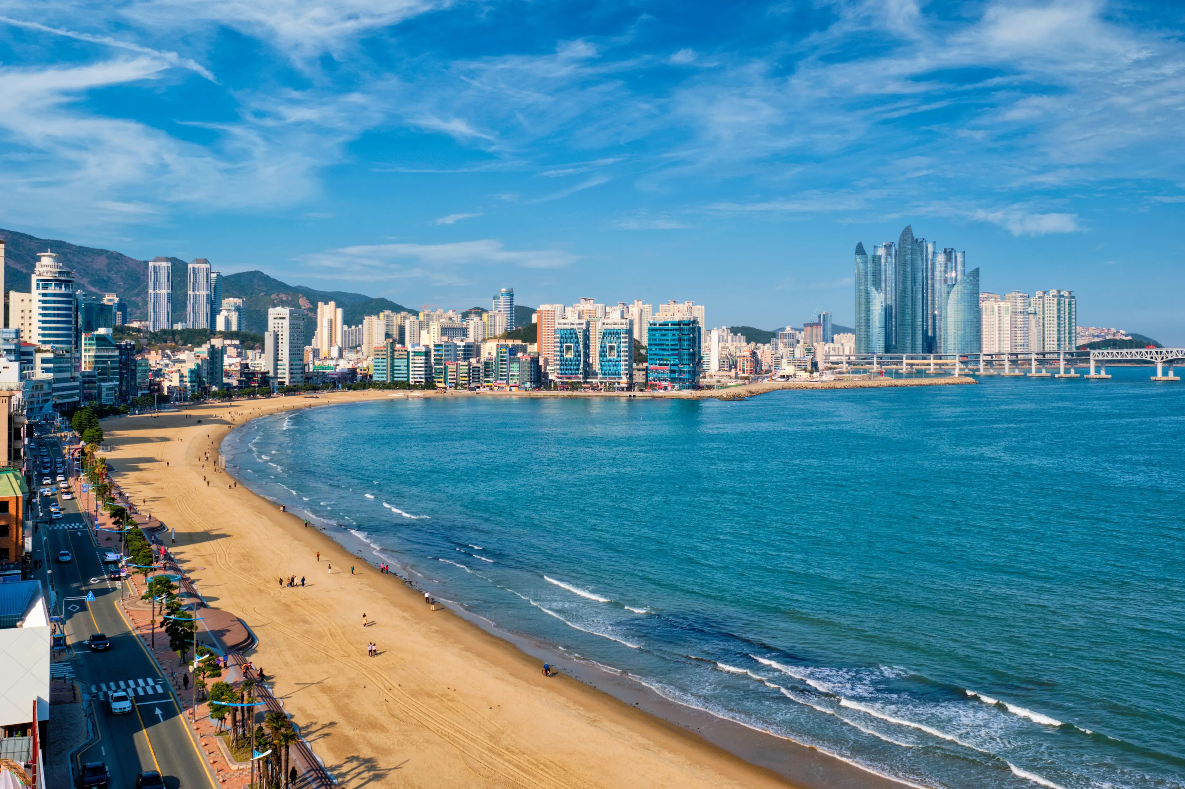 Südkorea, Busan, Gwangalli Beach Sandstrand in der Küstenstadt Busan mit Skyline