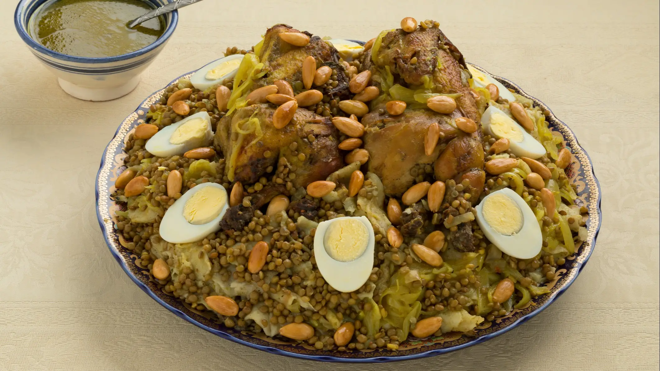 Marokko, Rfissa Traditionelle marokkanische Rfissa Gericht mit Eiern und Mandeln.
