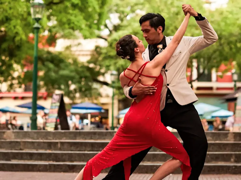 Argentinien, Buenos Aires, Buenos Aires Tanzpaar beim Tango auf der Straße. Buenos Aires, Buenos Aires, Argentinien.