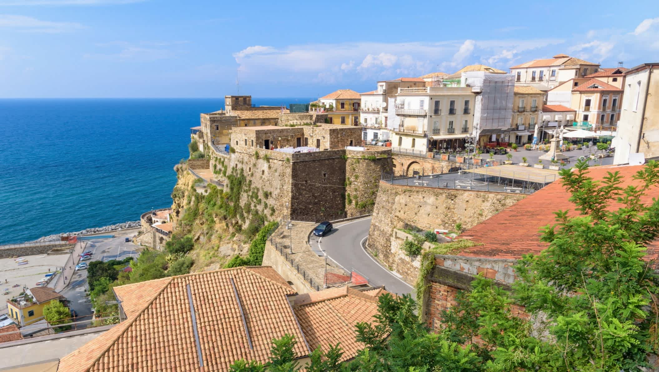 Vue du centre-ville de Pizzo Calabro, en Calabre, en Italie.