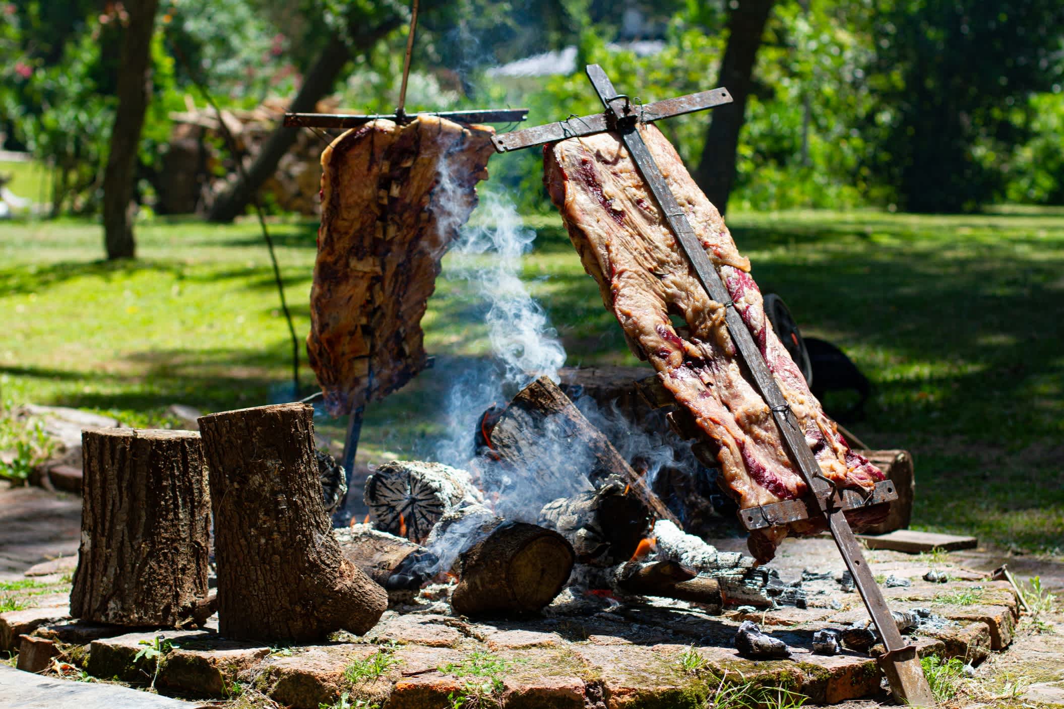 Asado, traditionelles Grillgericht in Argentinien, gebratenes Fleisch auf einem gekreuzten vertikalen Grill gekocht