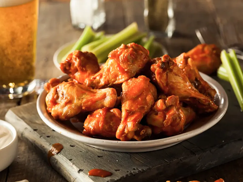 Amerikanisches Gericht, Buffalo Wings Klassisches amerikanisches Gericht, Buffalo Wings, scharfe Hähnchenflügel mit würziger Sauce.