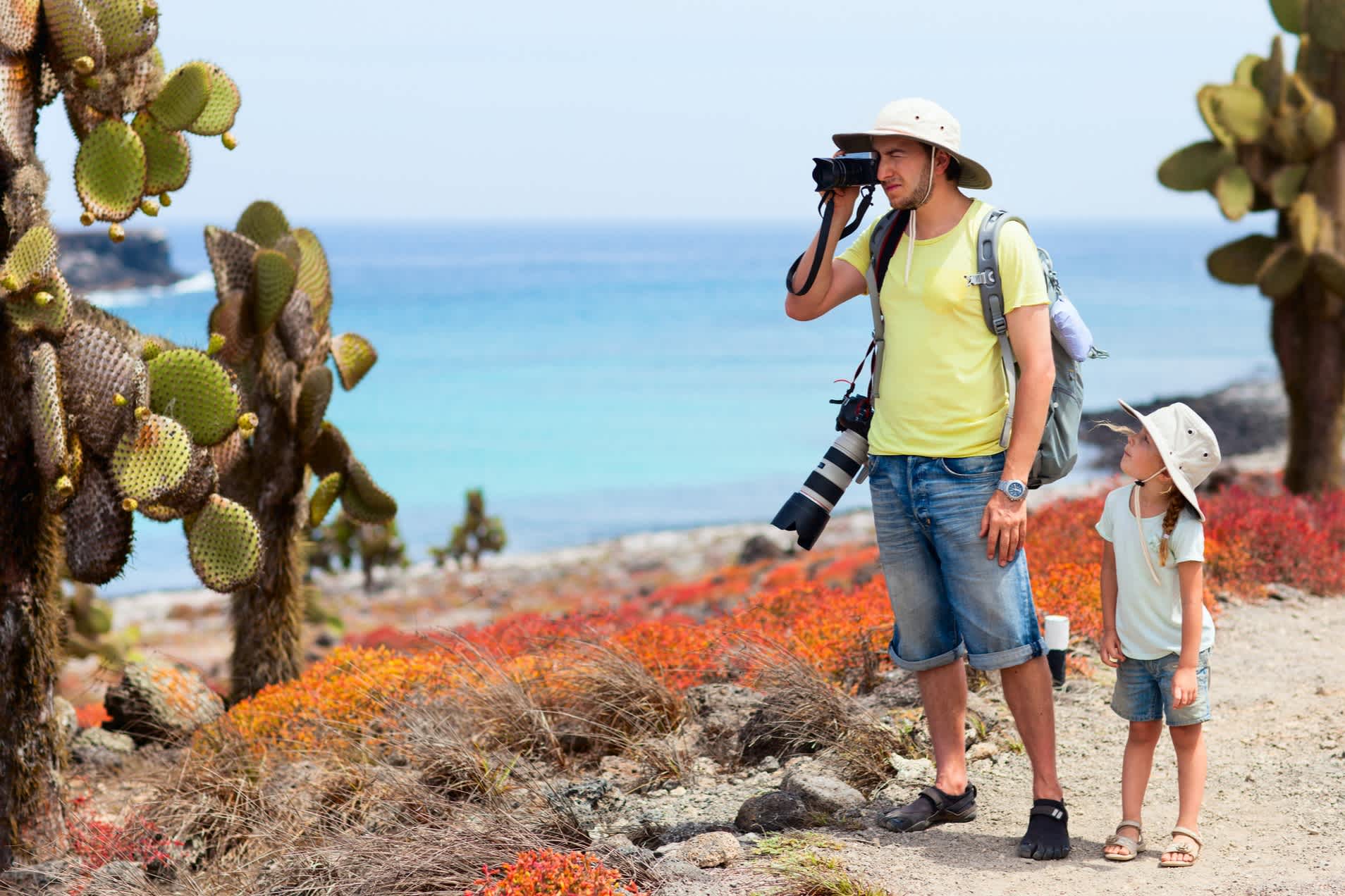 Vater und Tochter in malerischem Gelände auf der Galapagos-Insel, South Plaza, Ecuador.
