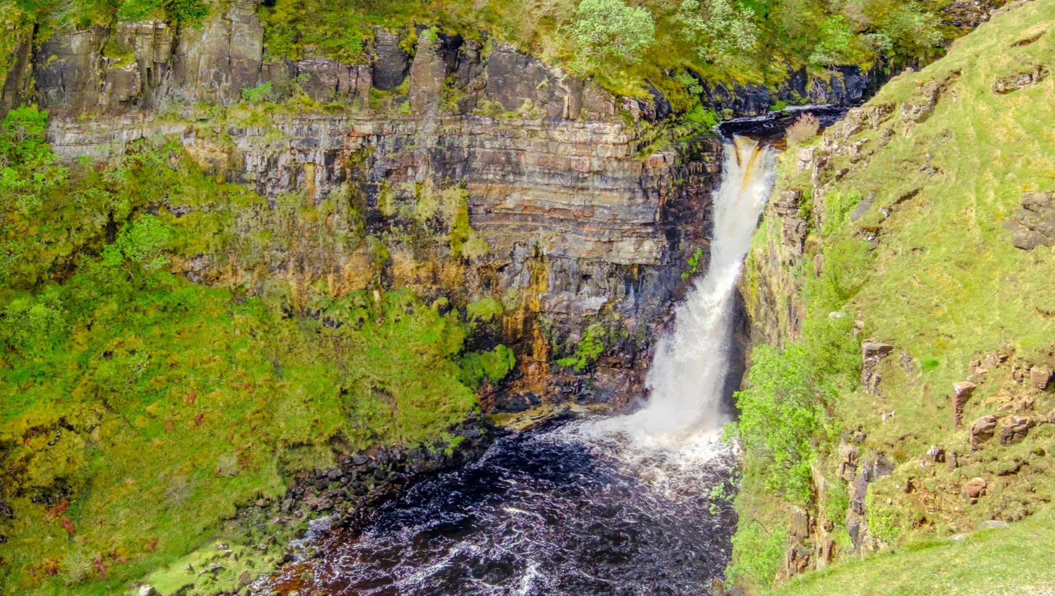 Blick auf den Lealt Wasserfall auf der Isle of Skye, Schottland

