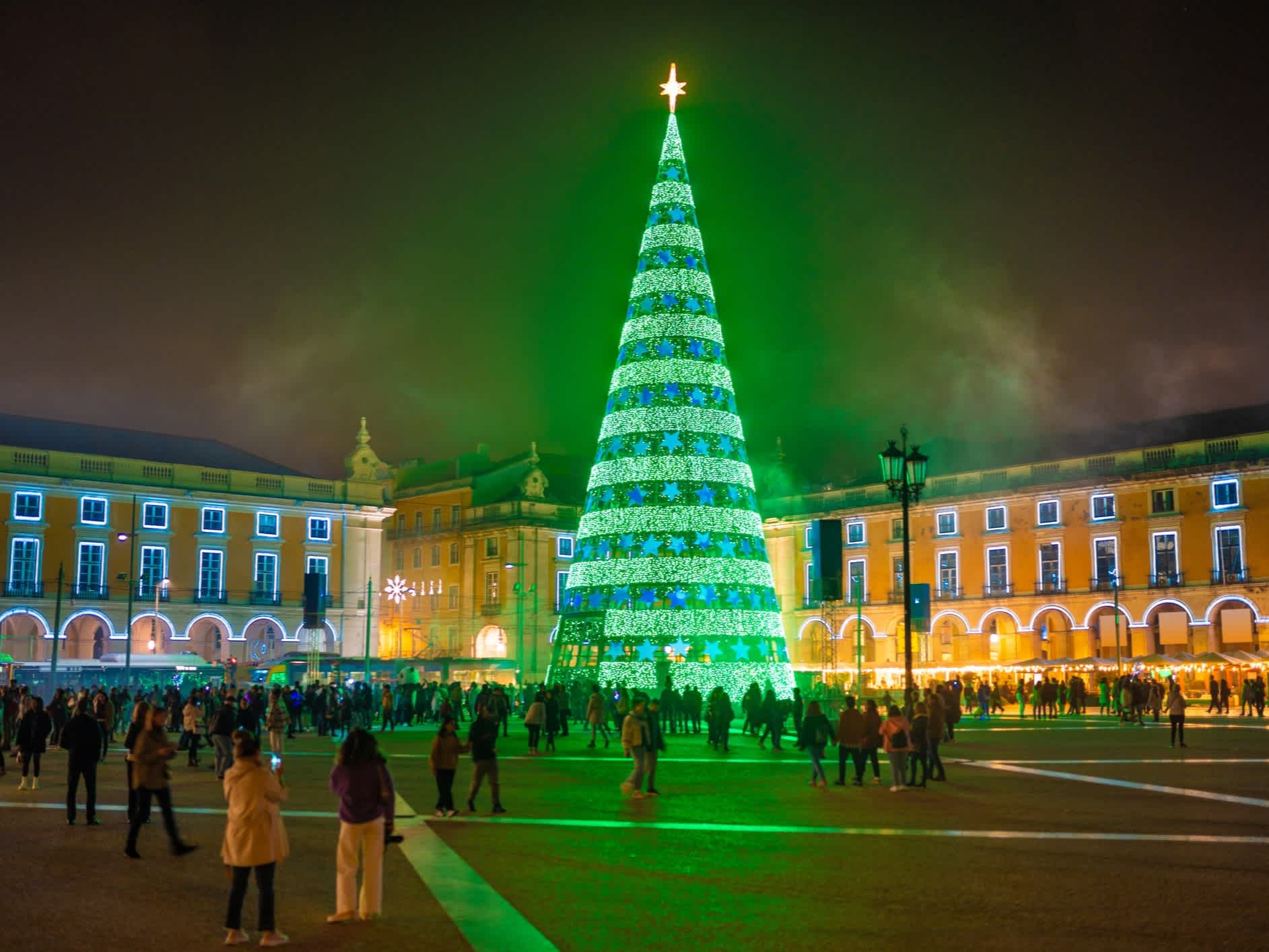 Le sapin de Noël sur la Praça do Comércio à Lisbonne, Portugal.