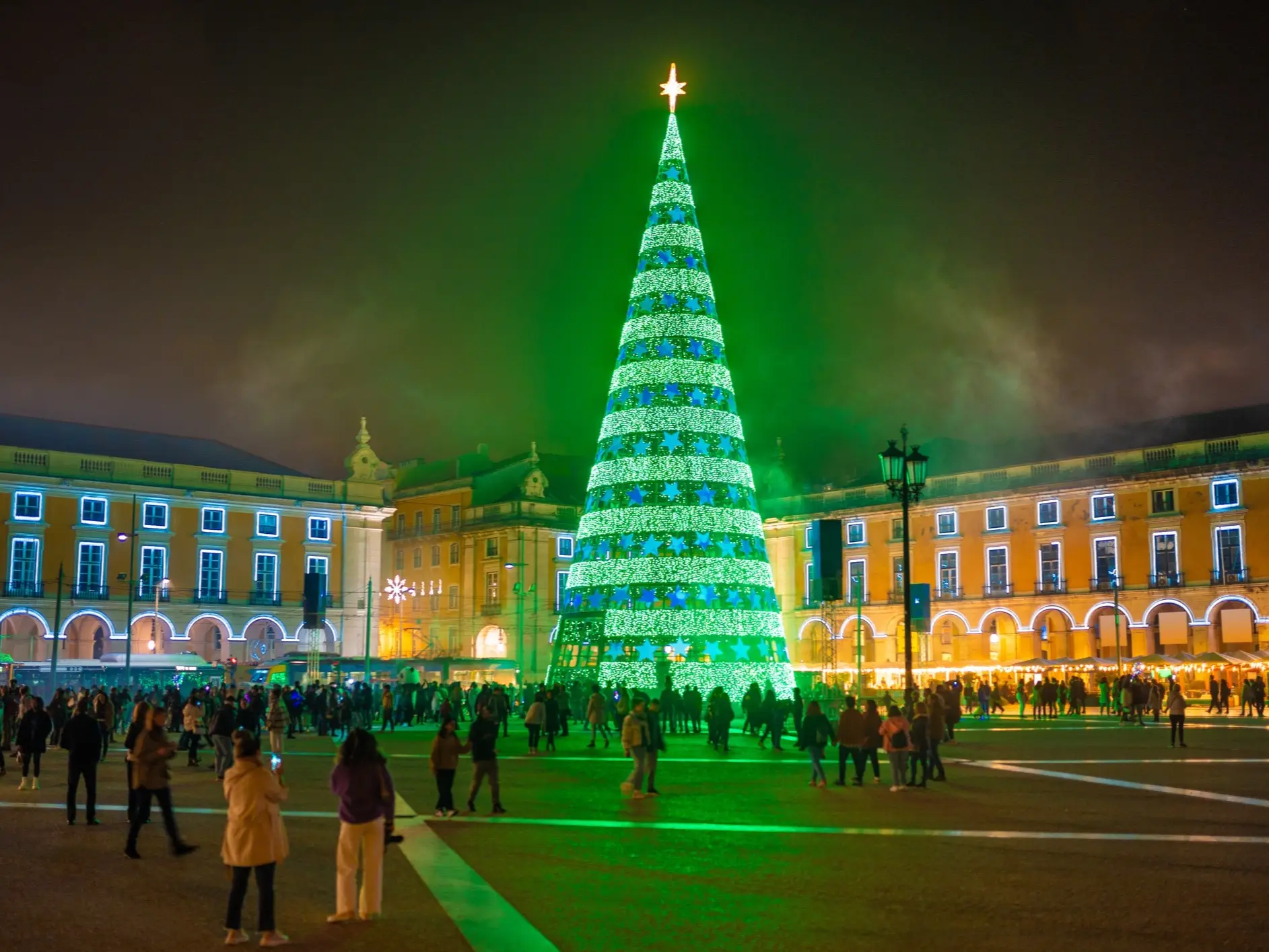 Portugal, Lissabon Das Weihnachtsbaum am Praça do Comércio in Lissabon, Portugal.