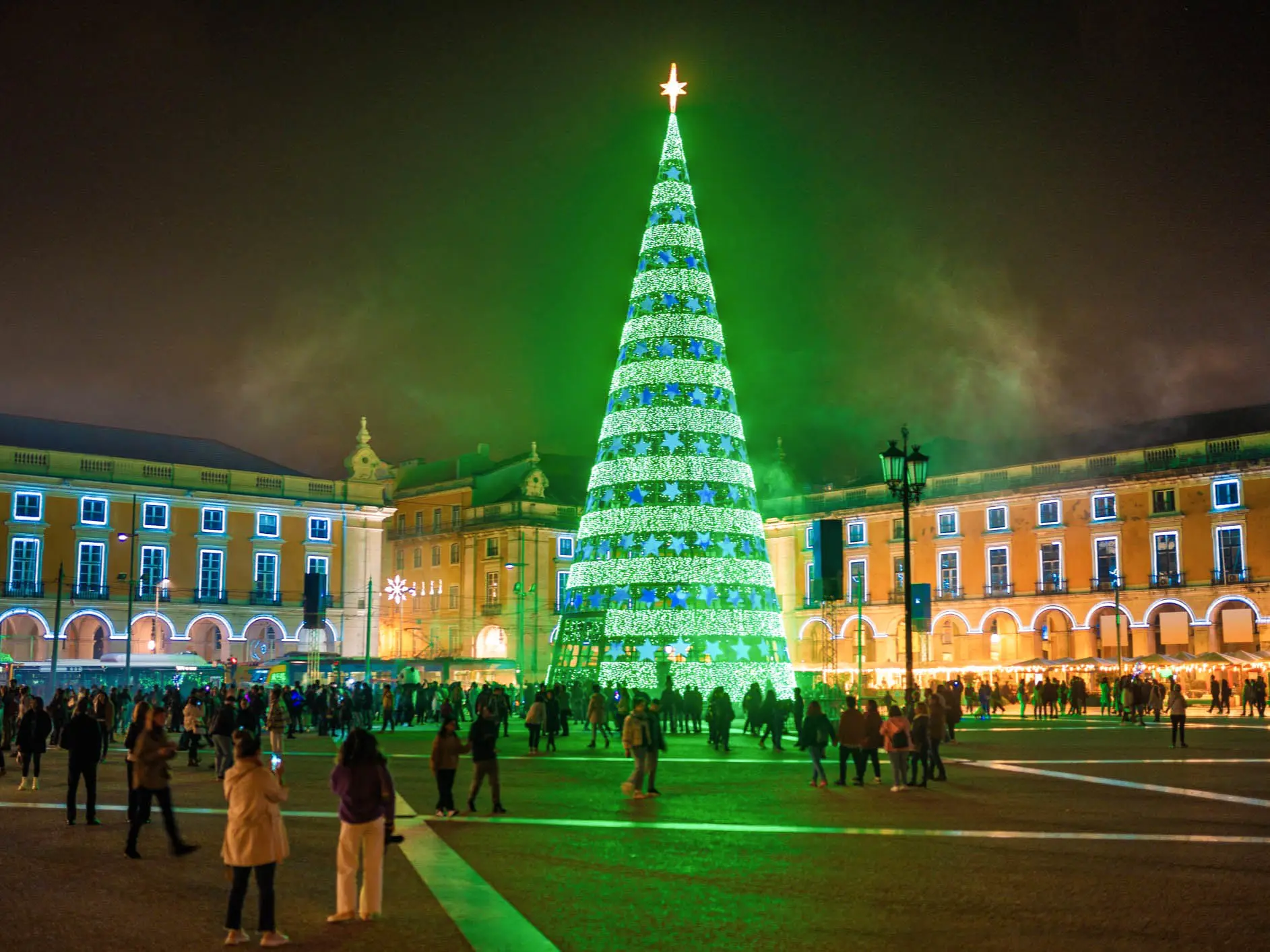 Das Weihnachtsbaum am Praça do Comércio in Lissabon, Portugal. 