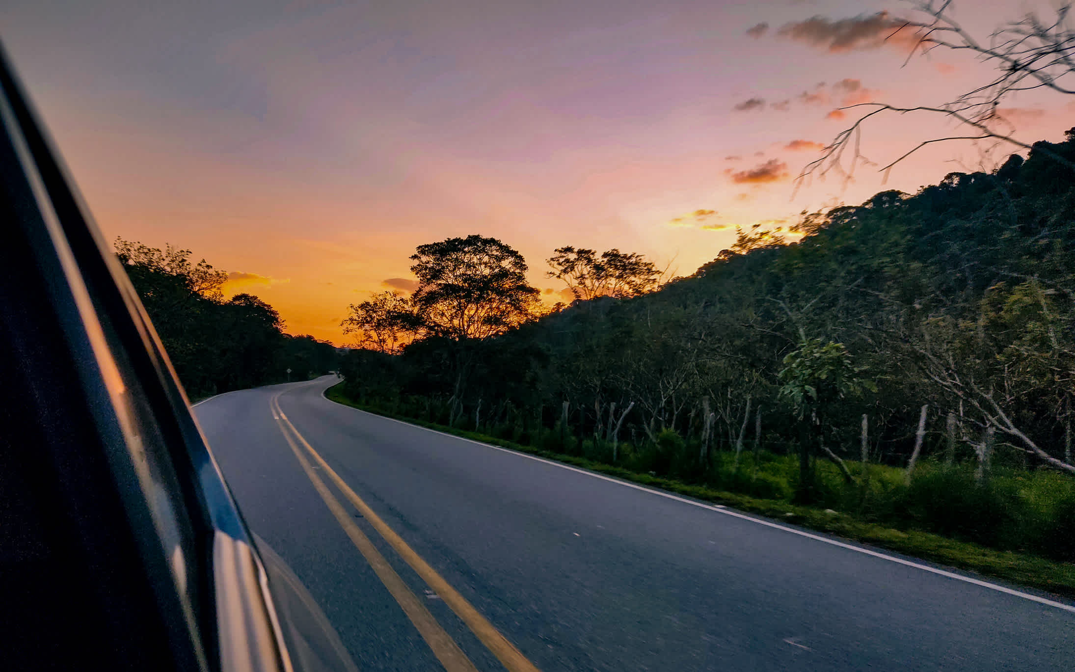 Un coucher de soleil sur une route de Colombie lors d'un road trip.