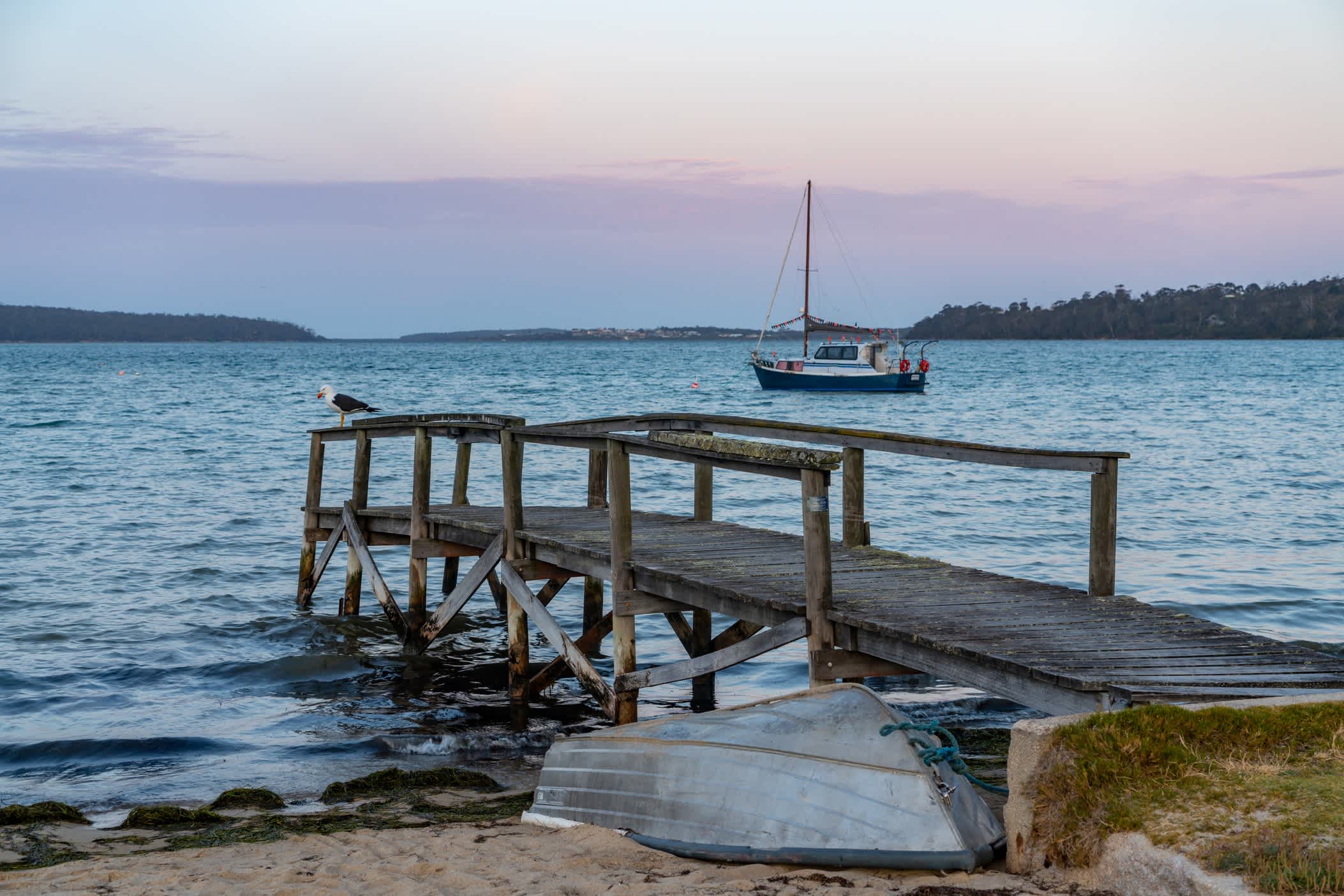 Strand von St. Helens mit Segelboot