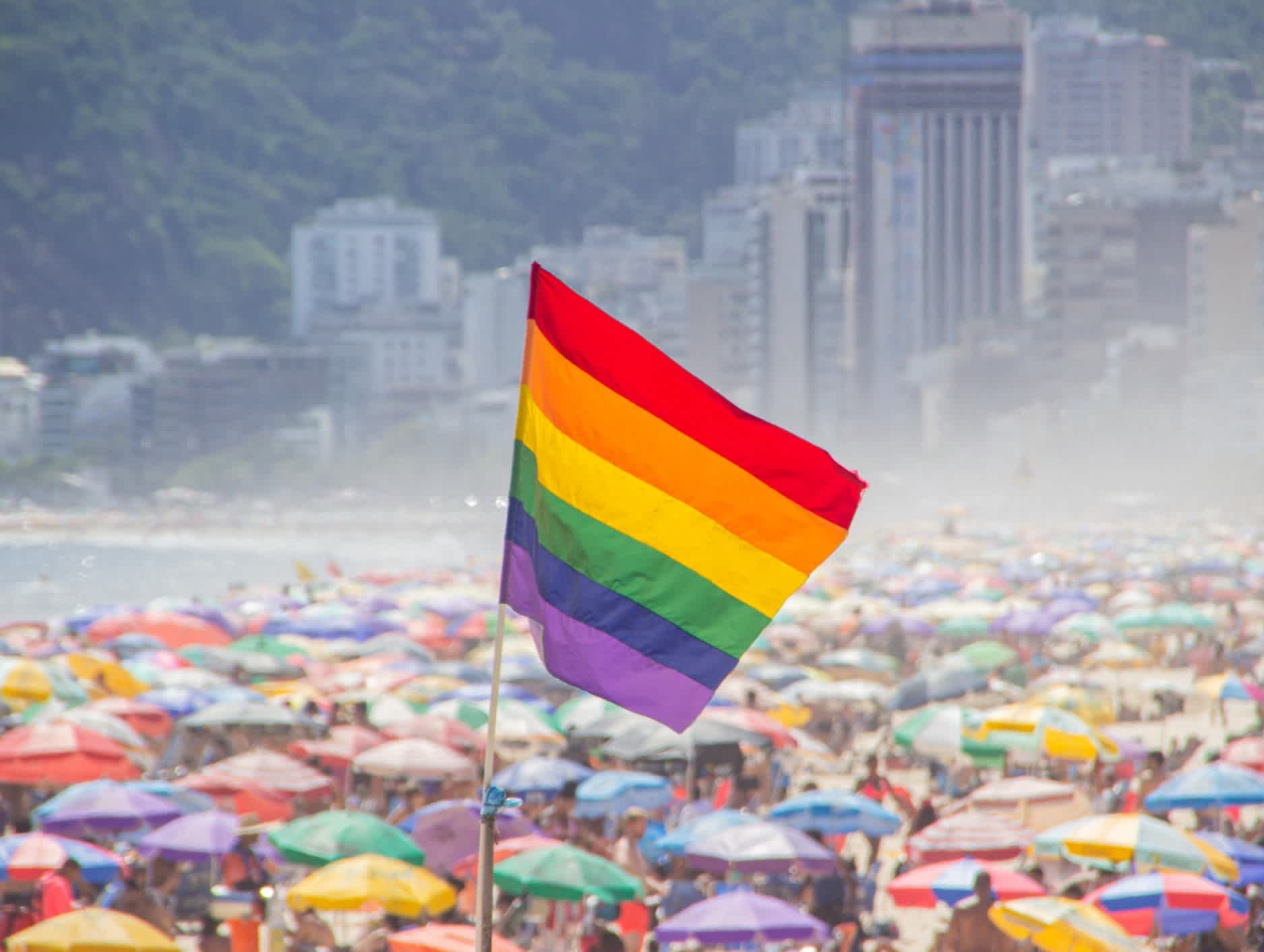 Drapeau arc-en-ciel de la communauté LGBT sur la plage d'Ipanema à Rio de Janeiro, Brésil.