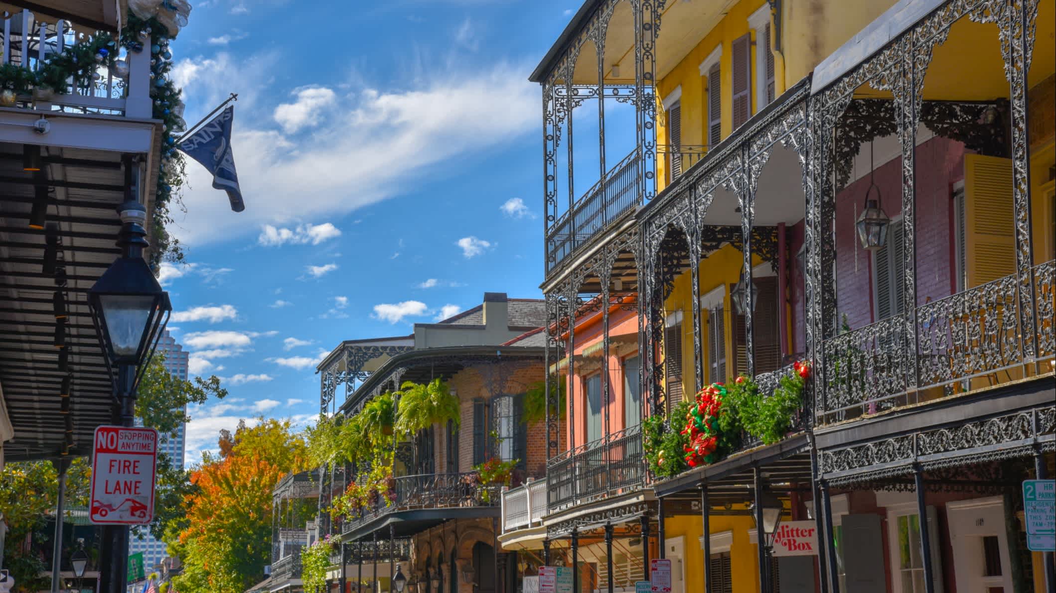 Foto einer traditionellen Straße im French Quarter von New Orleans während einer Fahrt entlang der Route du Blues.