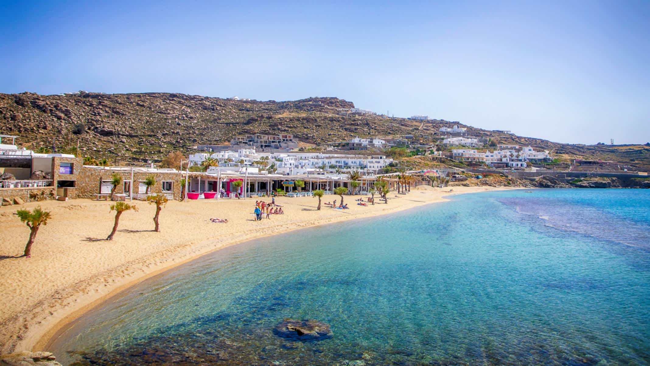 Vue sur le sable doré et l'eau cristalline de Paradise Beach à Mykonos, en Grèce.

