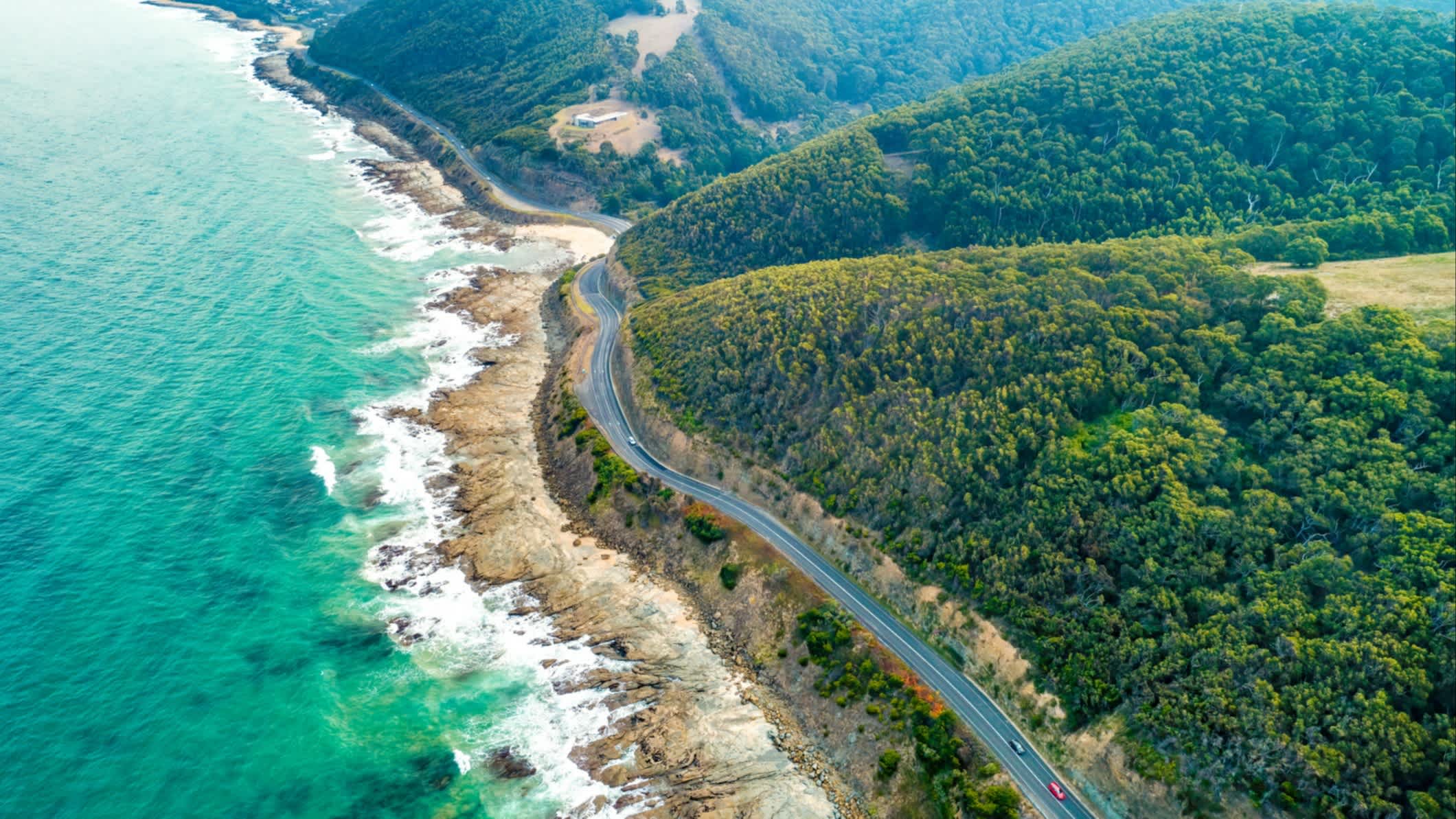 Vue aérienne de voitures sur la Great Ocean Road, Victoria, Australie.