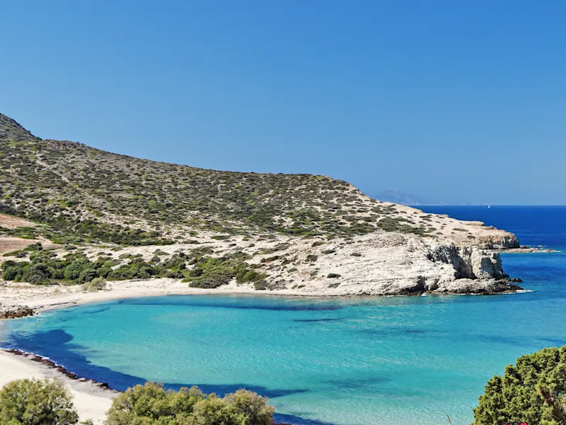 Livadia Beach, Paros Griechenland Livadia Beach in Paros ist bekannt für sein klares Wasser, den feinen Sand und die entspannte Atmosphäre, ideal zum Schwimmen und Sonnenbaden