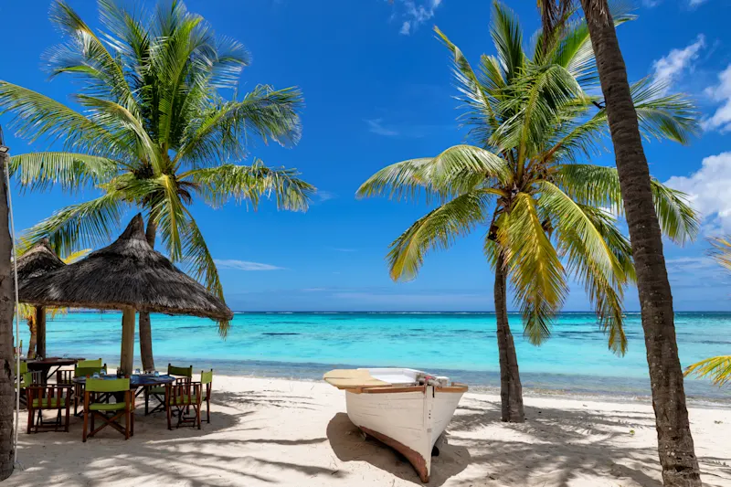 Strandcafé und Boot am Sandstrand, Mauritius.