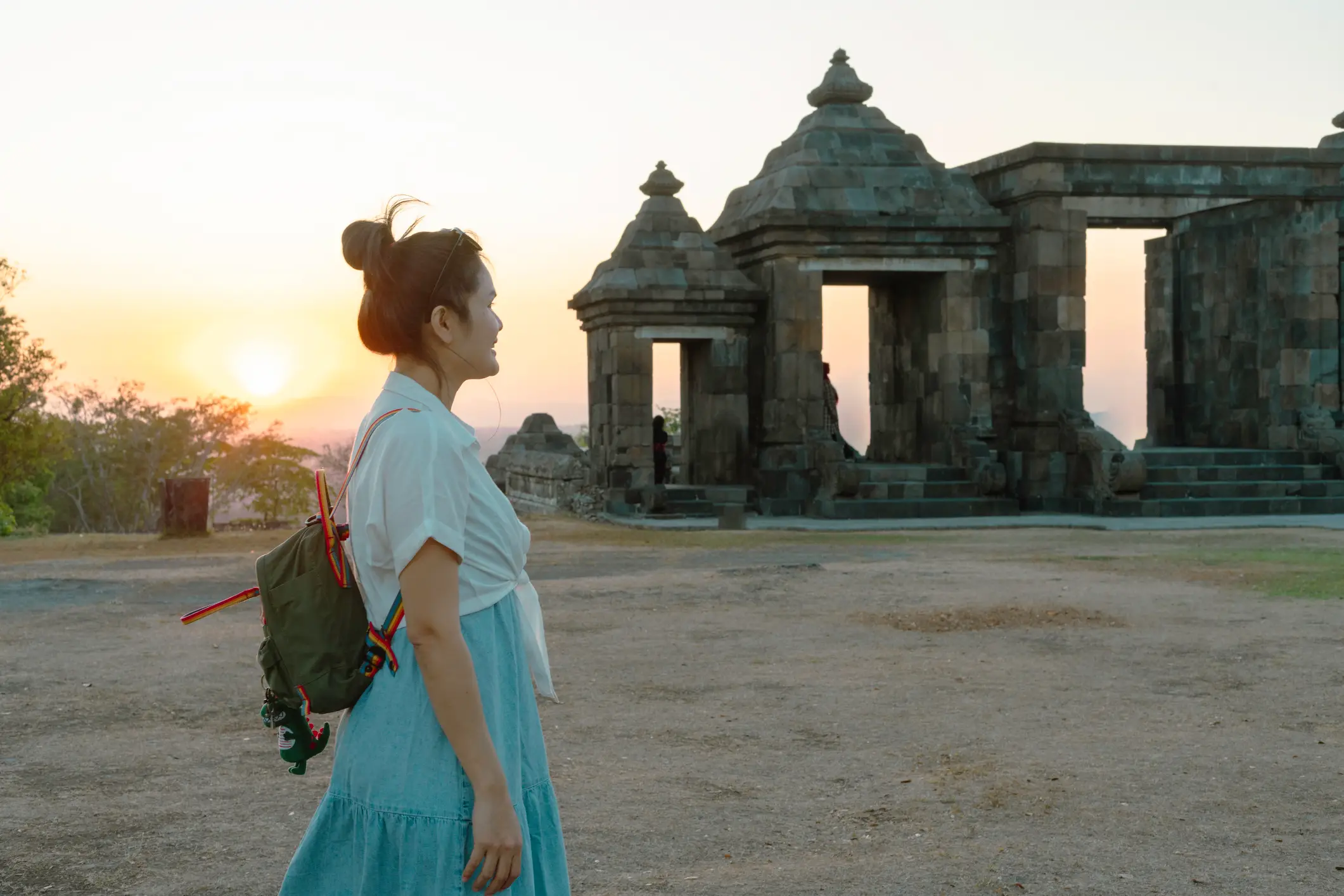 Indonésie, Java, Yogyakarta Une touriste observe le temple Ratu Boko à Yogyakarta, Java, Indonésie.