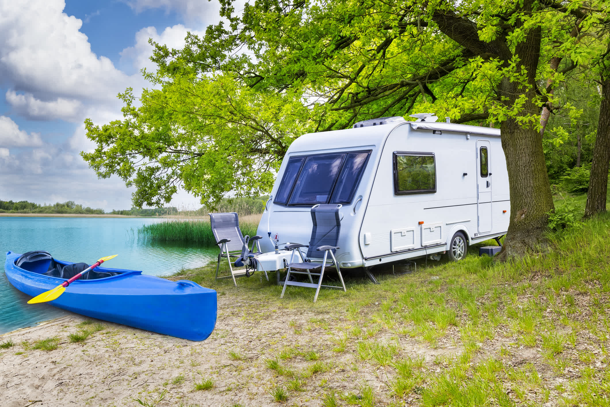 Vacances d'été en camping-car au bord d'un lac

