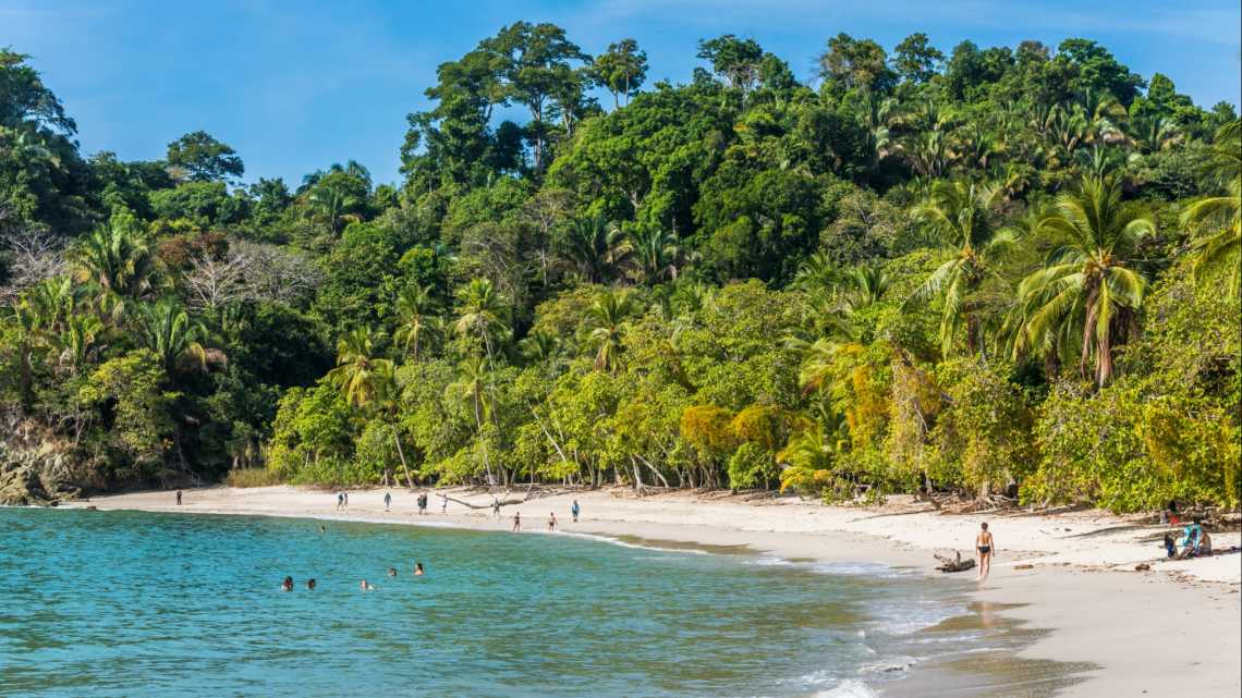 Biesanz-Strand in der Nähe des Nationalparks Manuel Antonio in Costa Rica.