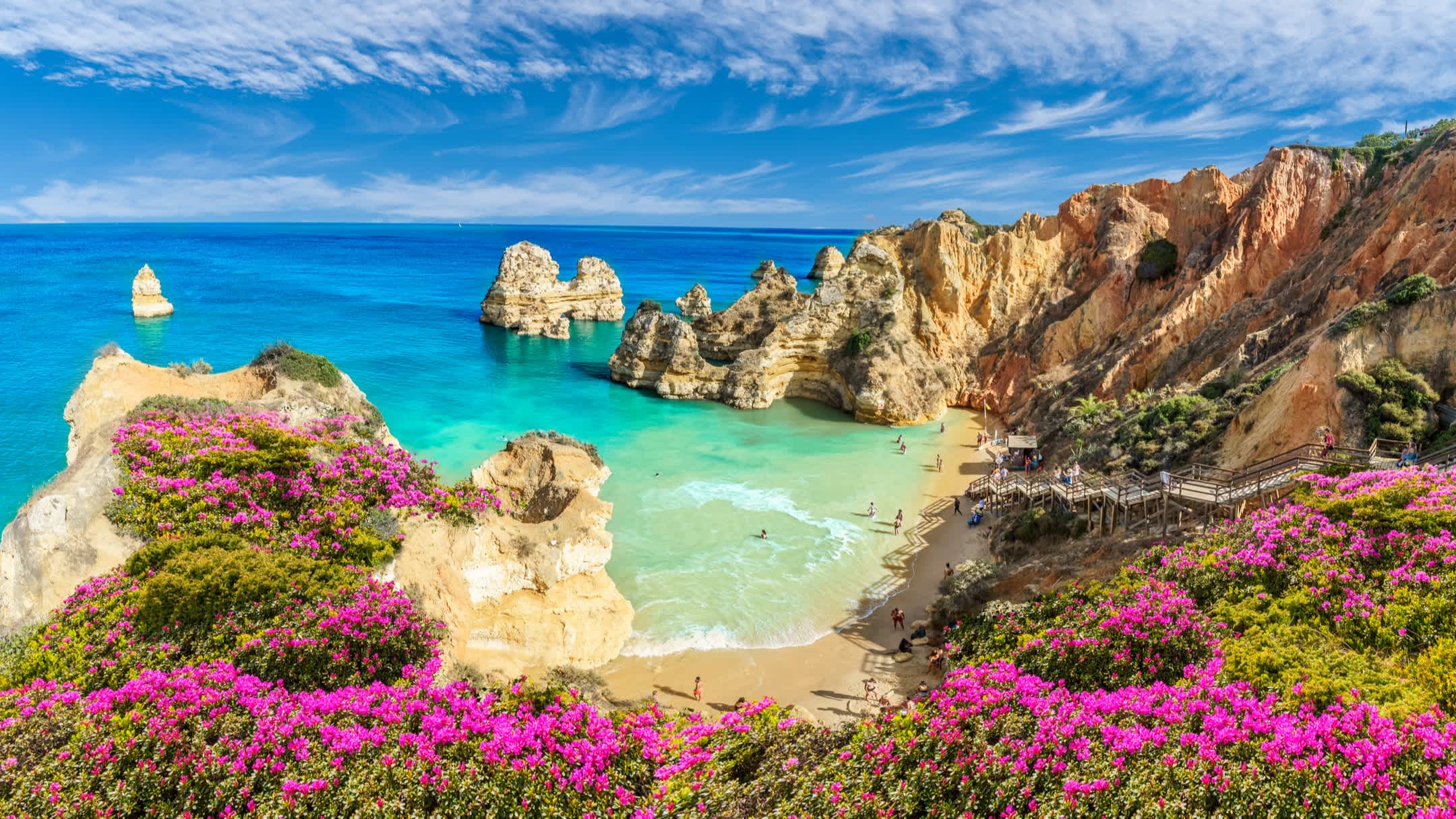 Landschaft mit Praia do Camilo Strand an der Algarve Küste, Portugal
