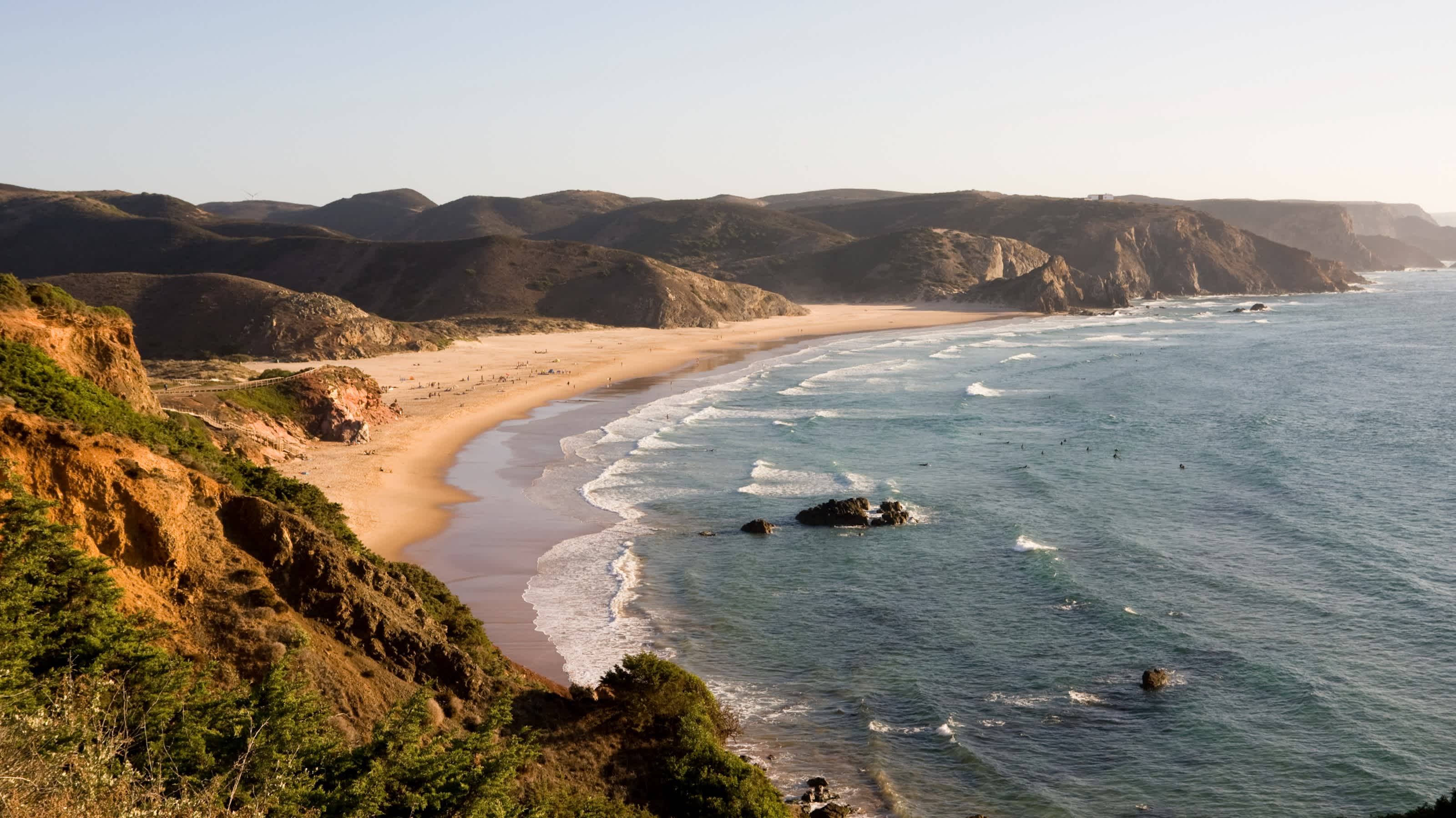 Amado beach à Portgual la côte ensoleillée de l'Algarve