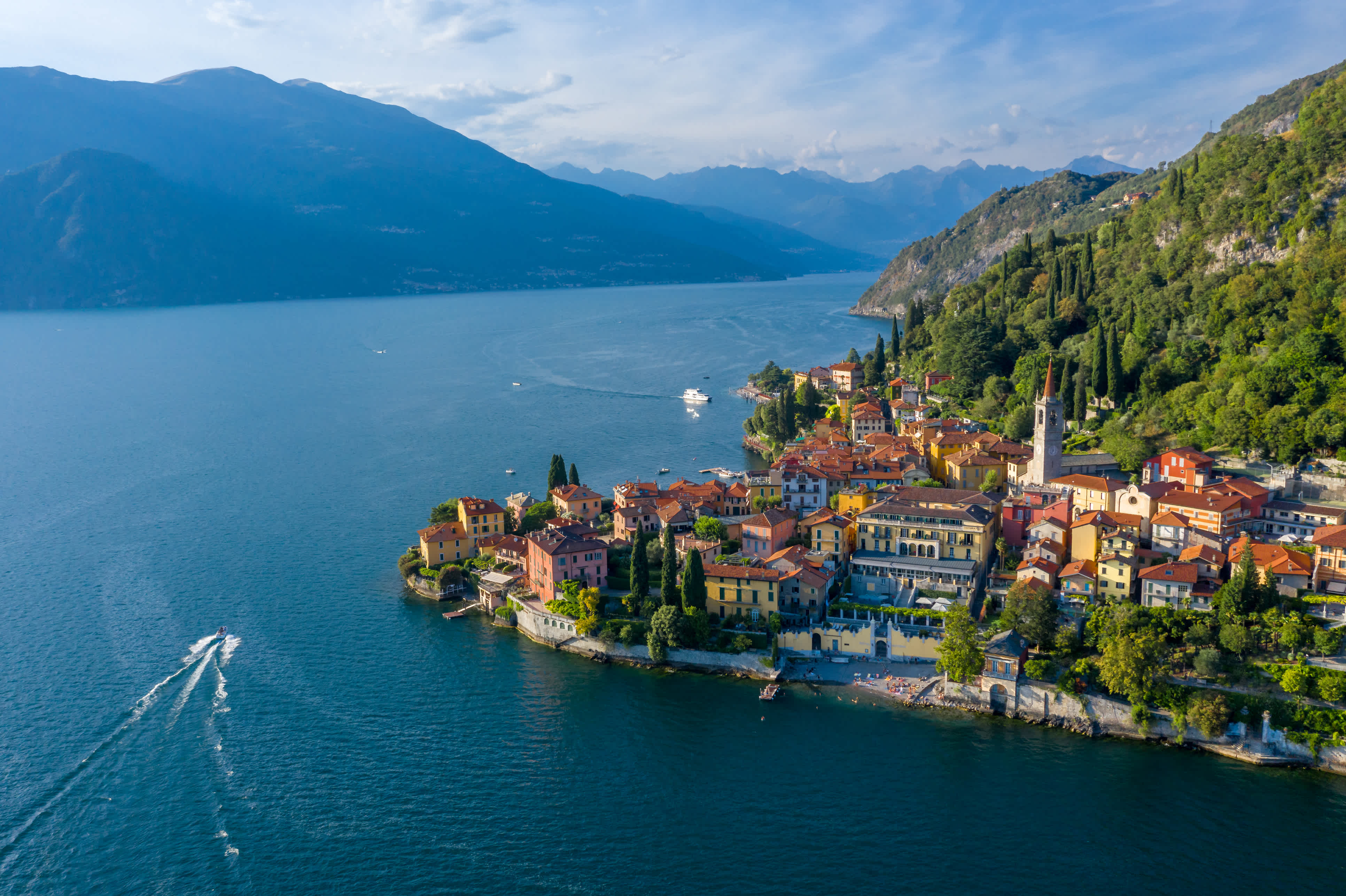 Dorf Varenna am Comer See in Italien. Varenna am Comer See in Italien, Luftaufnahme der Altstadt mit der Kirche San Giorgio auf dem zentralen Platz. Berühmter Bergsee in Italien