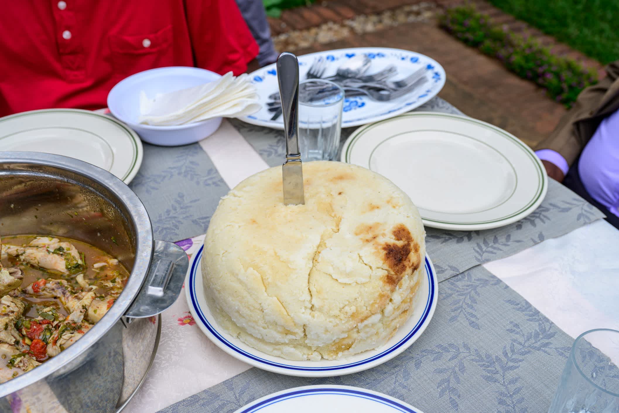 Ugali, fécule de base servie dans toute l'Afrique