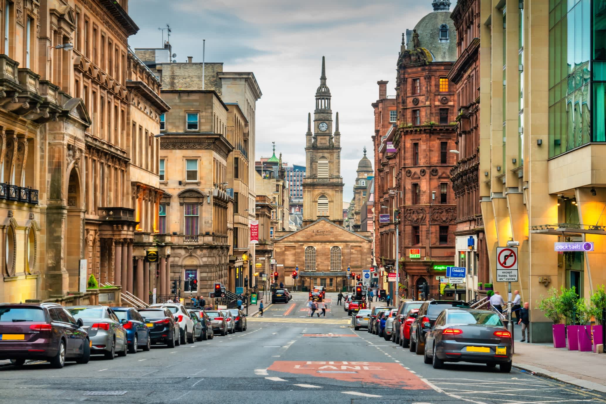 Straße in der Innenstadt Glasgows mit historischen Gebäuden