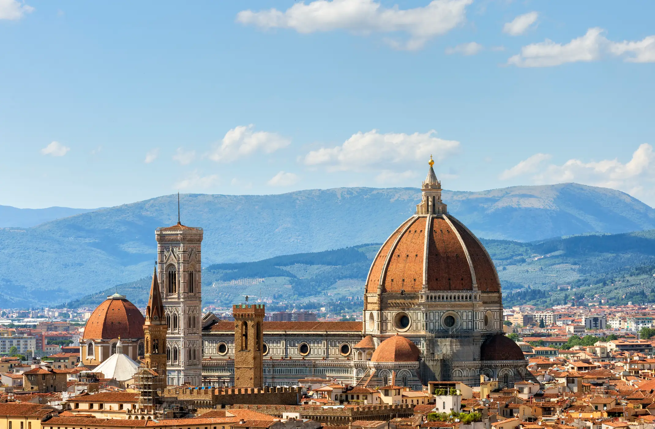 Dom Santa Maria, Florenz, Italien Blick auf den Dom Santa Maria del Fiore und den Glockenturm von Giotto in Florenz, Italien in einem farbenfrohen Sonnenuntergang, Luftaufnahme