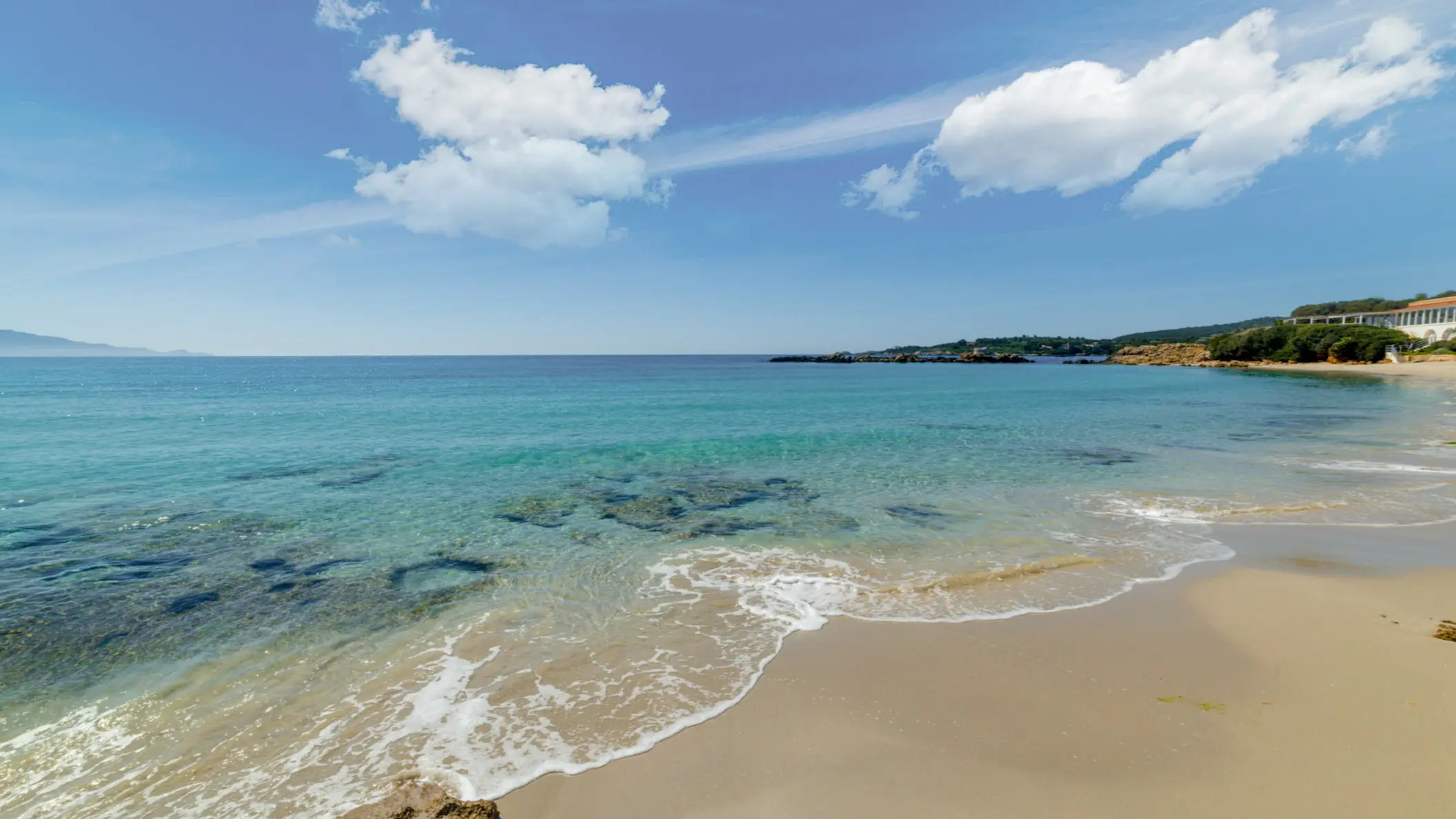 Türkisfarbenes Wasser in Le Bombarde Strand