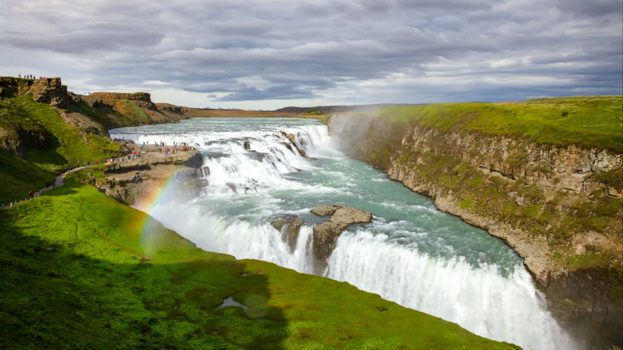 Die Gullfoss Wasserfälle in Island mit Regenbogen