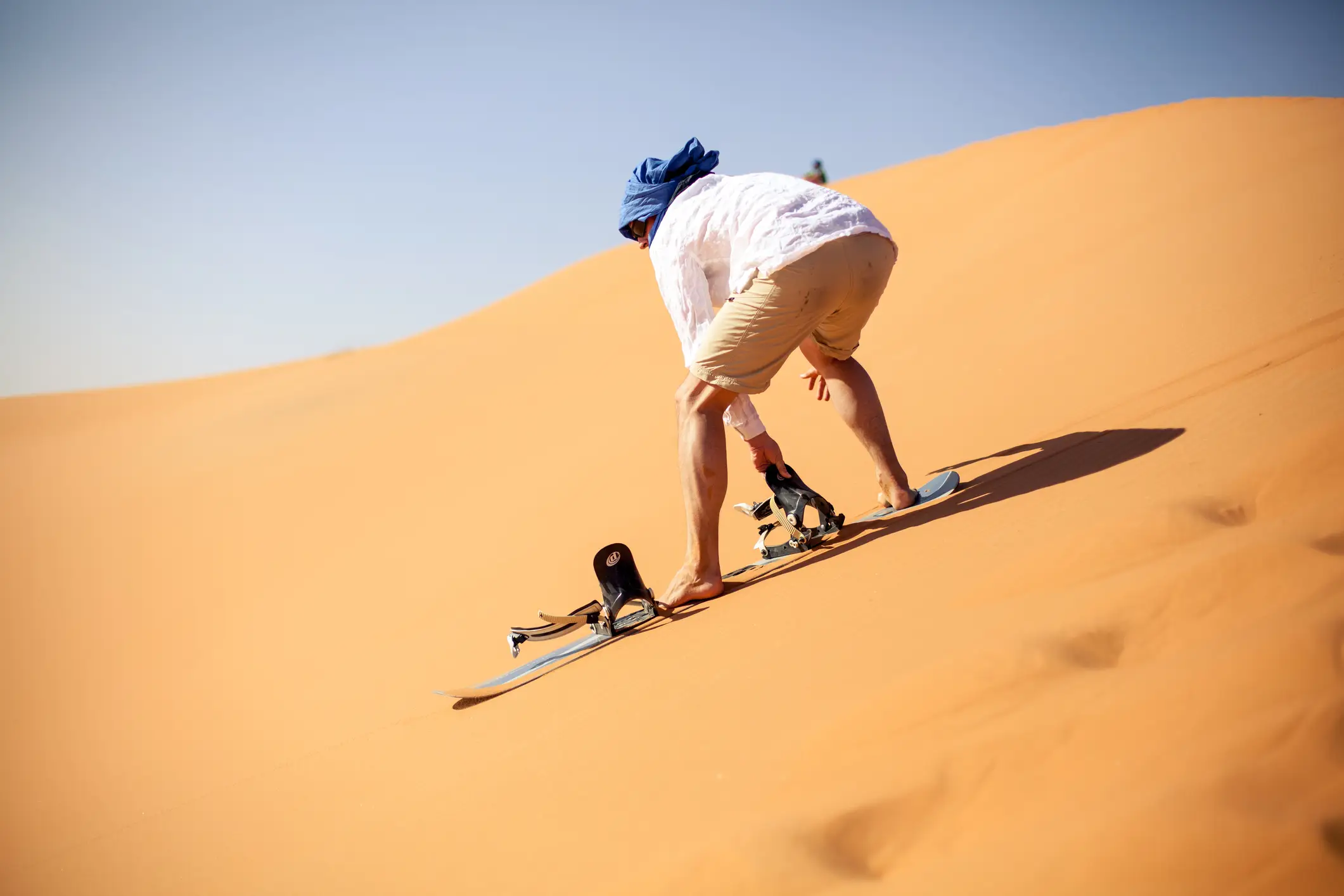 Namibie, sandboard Un homme faisant du sandboard en Namibie
