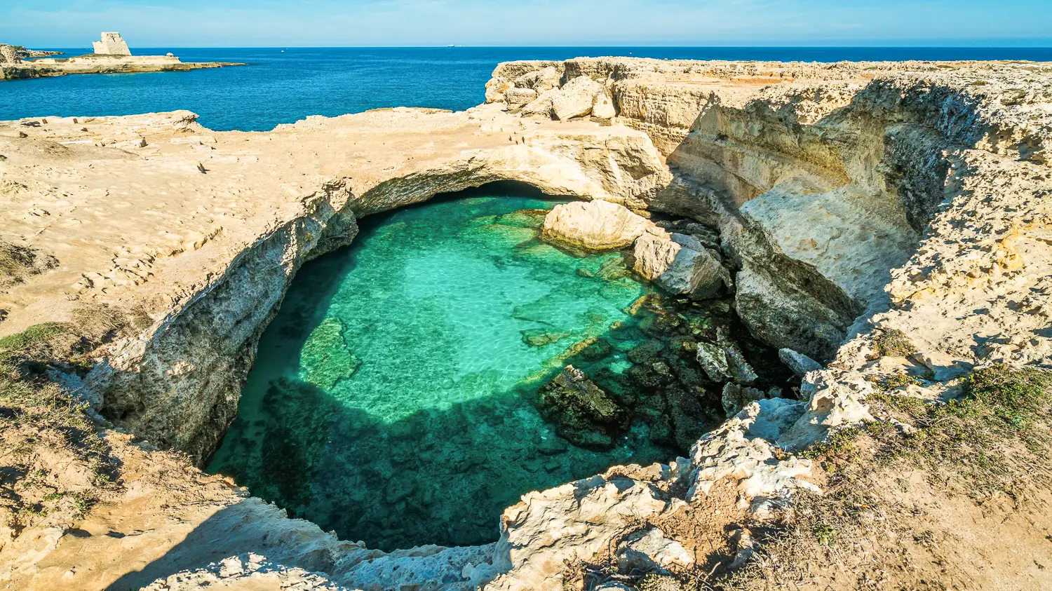Grotta della Poesia, Pouilles, Italie Vue sur le bassin d'eau turquoise de la Grotta della Poesia, dans les Pouilles, en Italie.