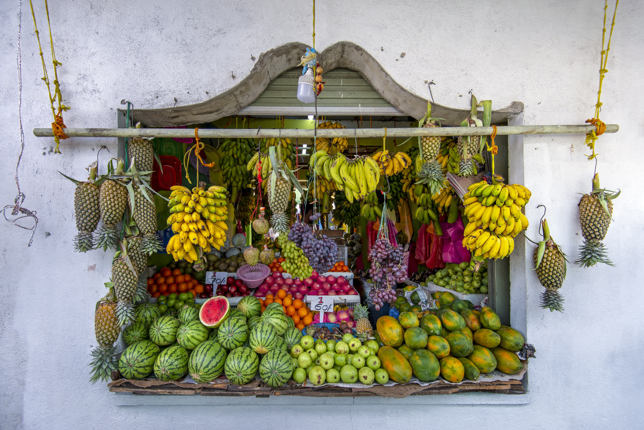 Große Auswahl an Früchten auf einem Obstmarkt