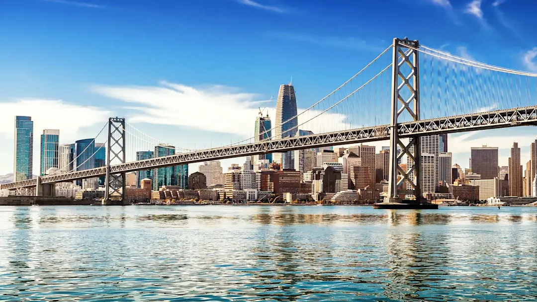 Blick auf die Bay Bridge und Skyline bei Sonnenschein. San Francisco, Kalifornien, USA.