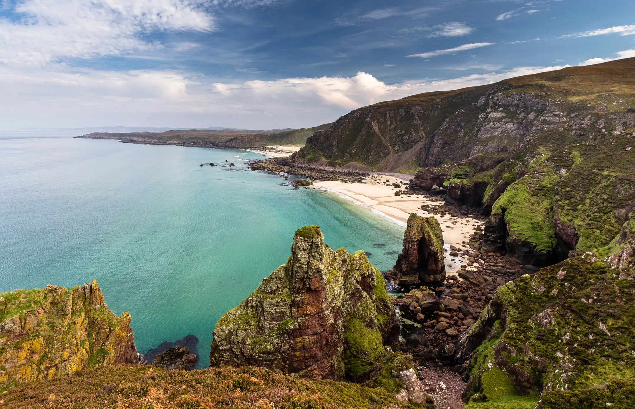 Schottland, Wester Ross Dramatische Klippen und weiße Sandstrände in Wester Ross, Schottland.