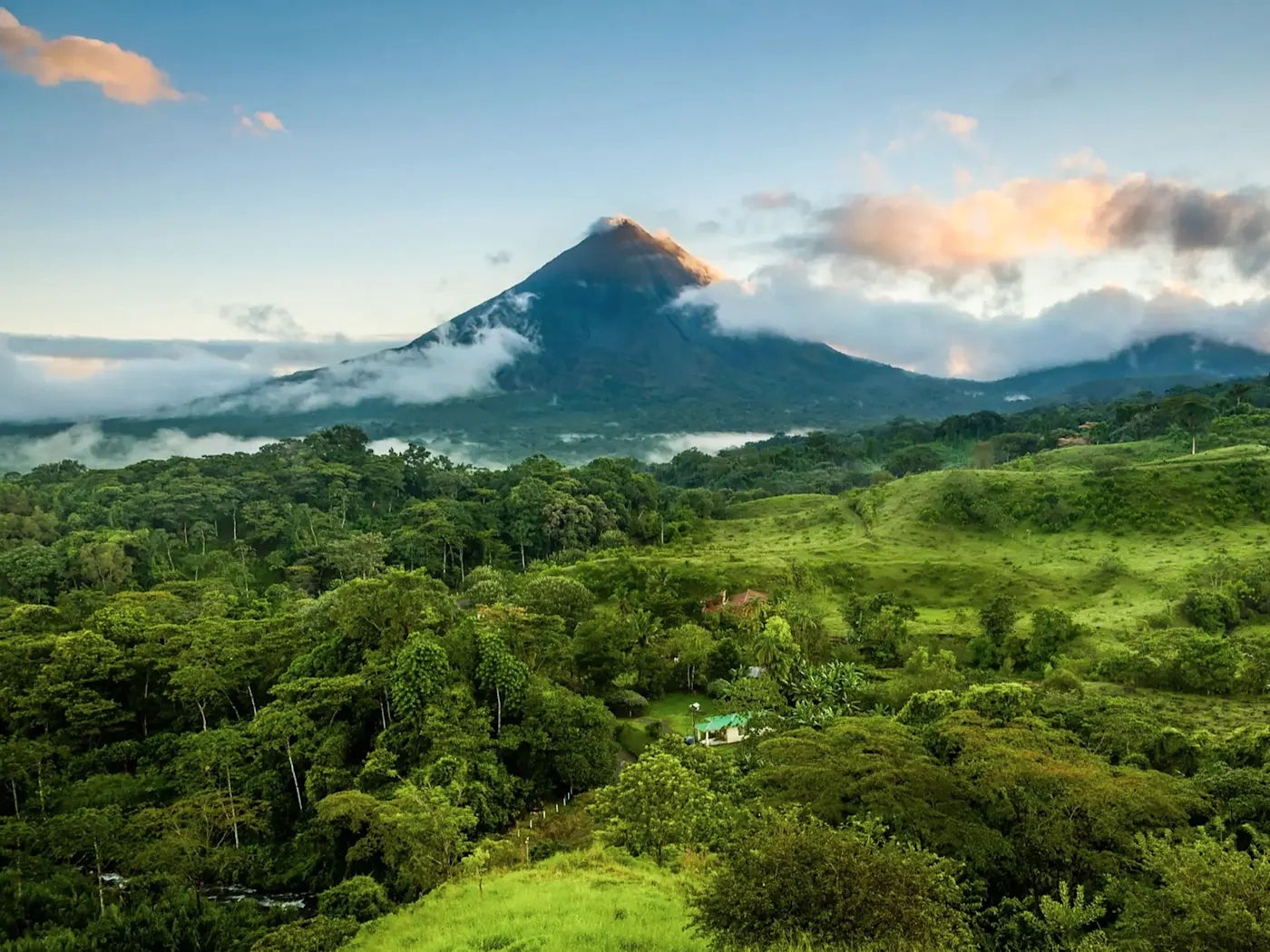 Costa Rica, volcan Arenal Un volcan majestueux au milieu de forêts tropicales et de paysages verdoyants. Arenal, Costa Rica.