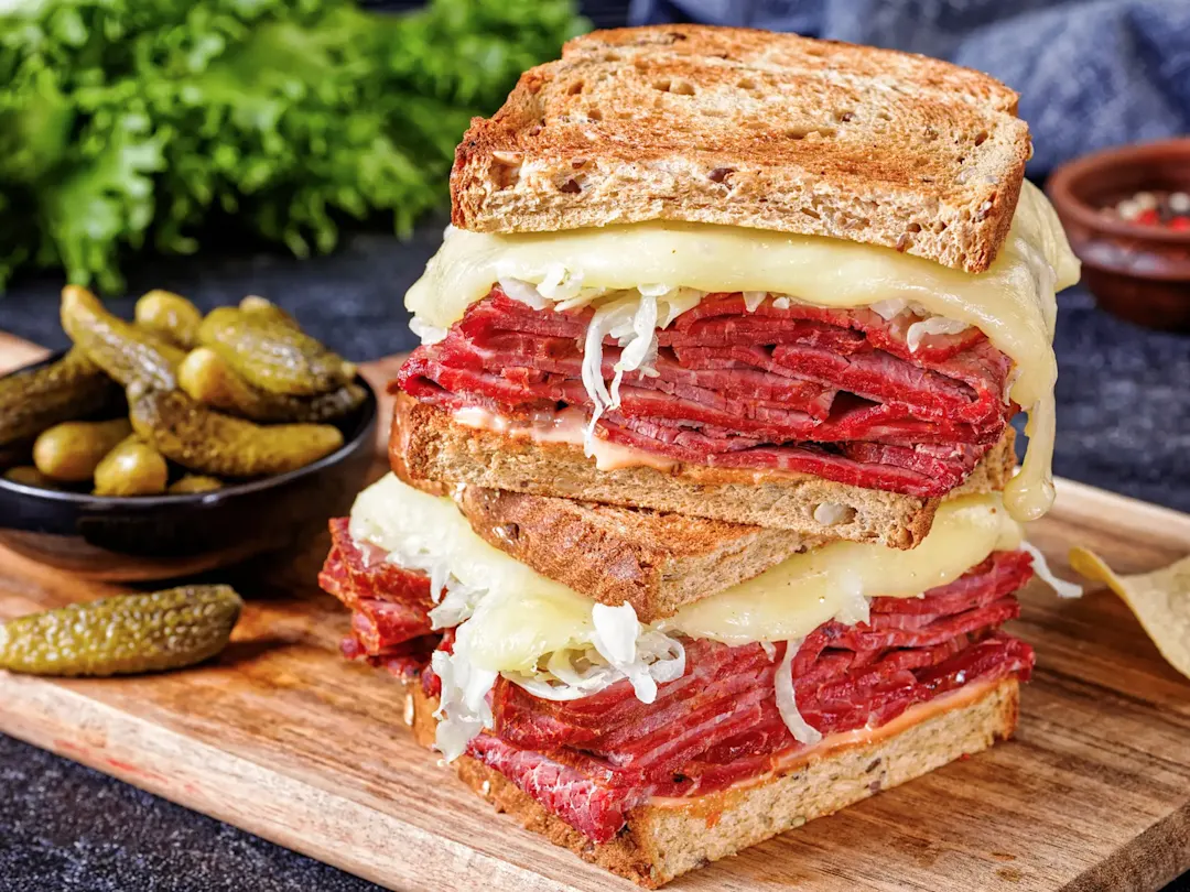 Klassisches amerikanisches Gericht, Reuben Sandwich, mit pastrami, Sauerkraut und Käse.